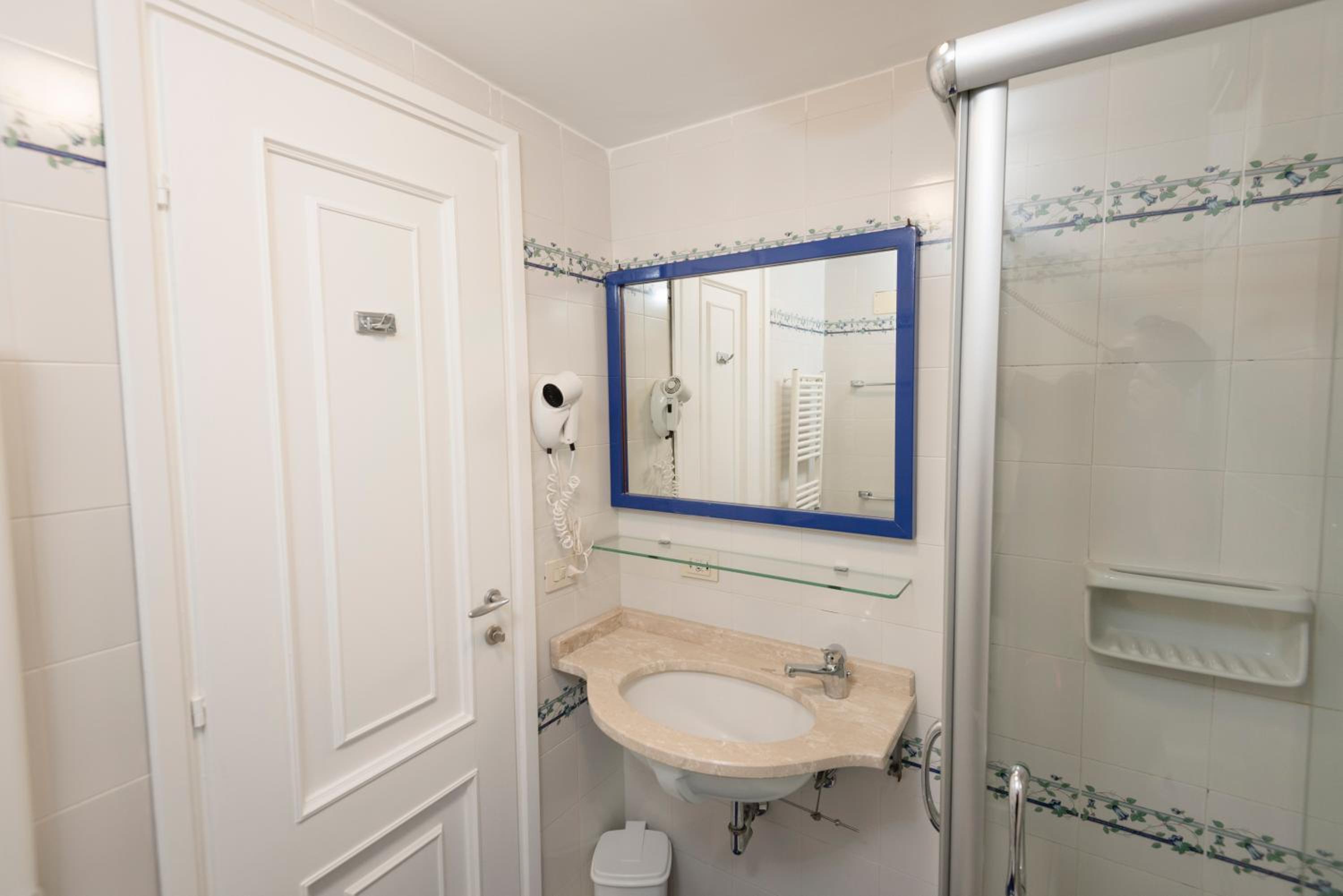 Double or Twin Room with Garden View photo 3