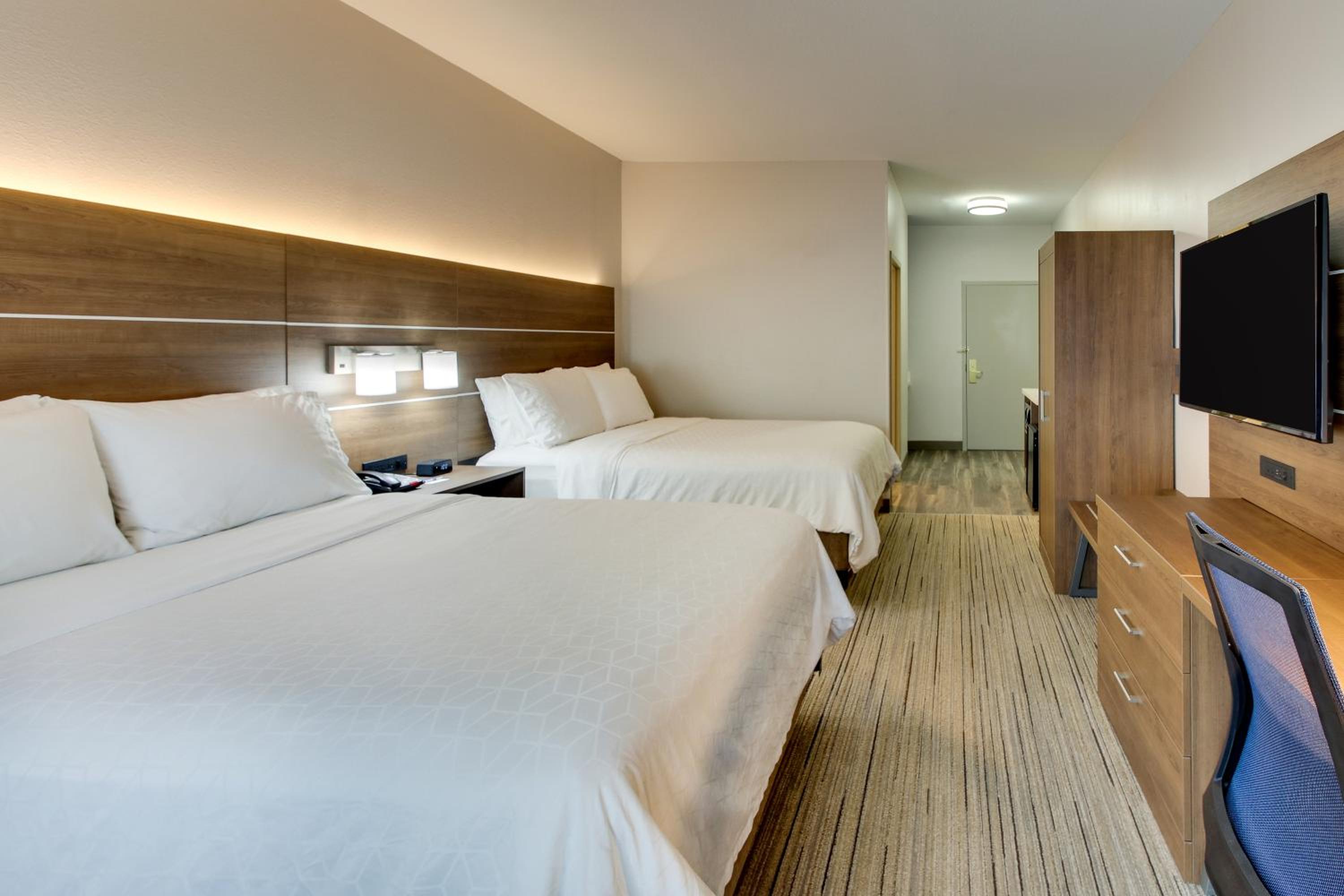 Standard Room with Two Queen Beds - Photo 1