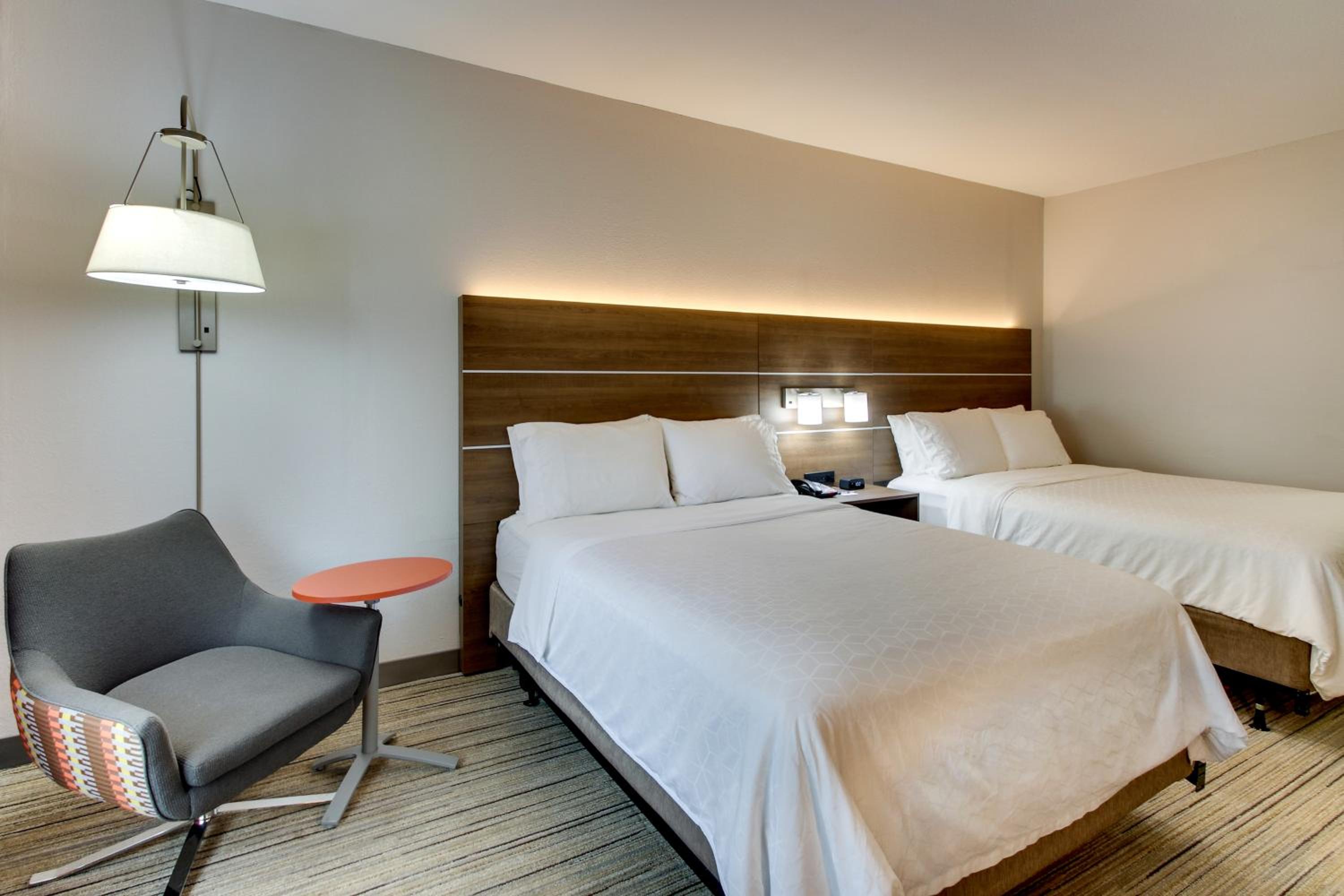 Queen Room with Two Queen Beds - Mobility Access Tub/Non-Smoking - Photo 3