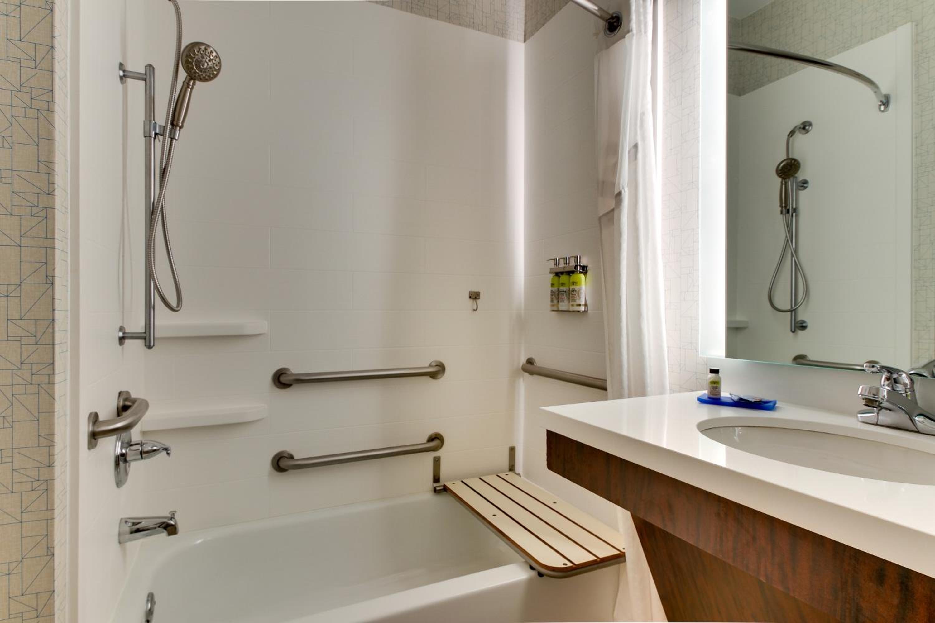 Queen Room with Two Queen Beds - Mobility Access Tub/Non-Smoking - Photo 5