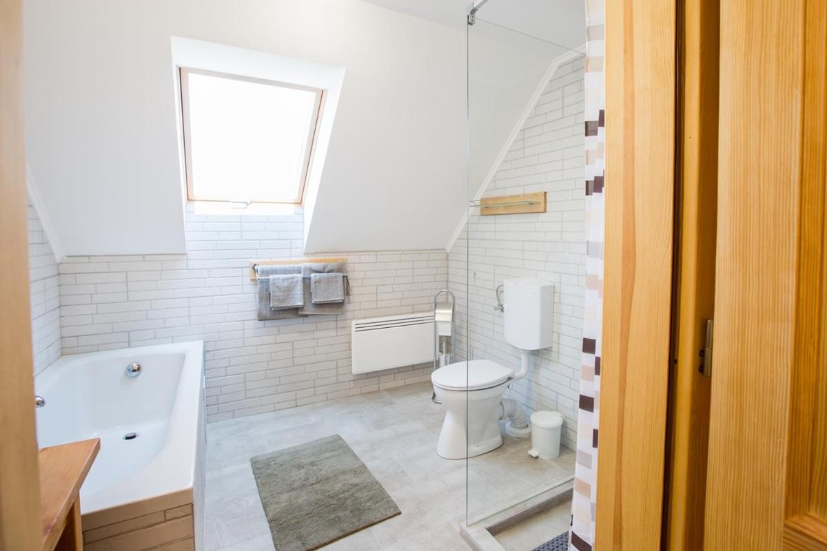 Quadruple Room with Private Bathroom - Photo 3