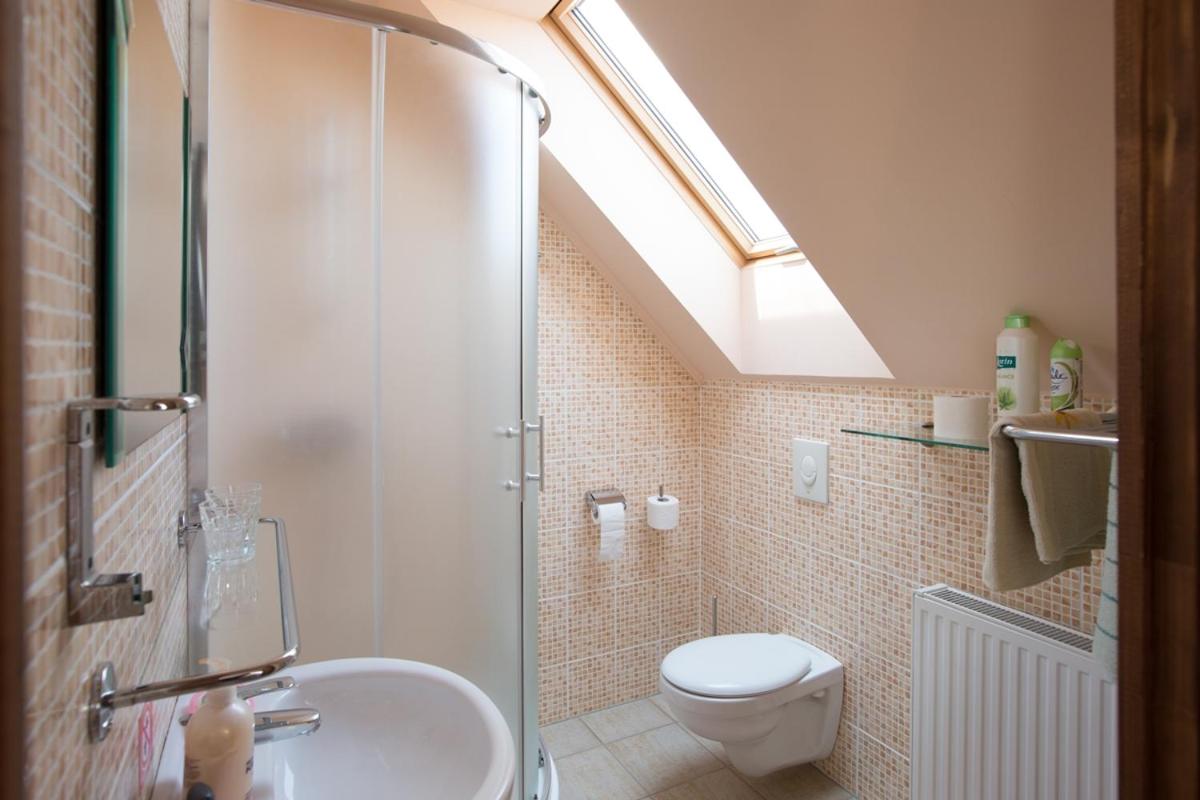 Twin Room with Private Bathroom - Photo 2