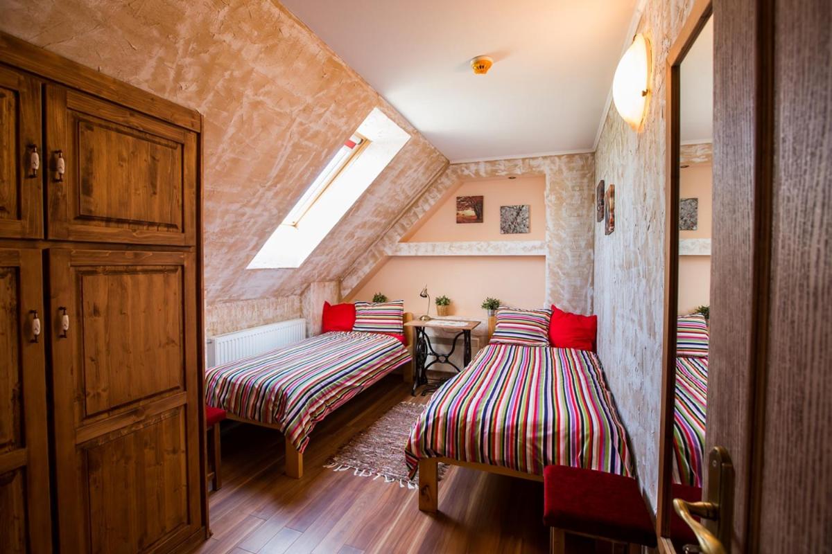 Twin Room with Private Bathroom - Photo 3