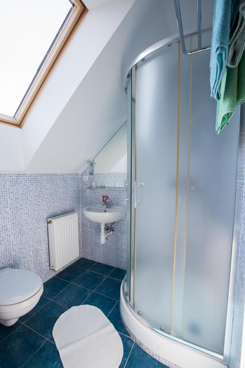 Twin Room with Private Bathroom - Photo 4