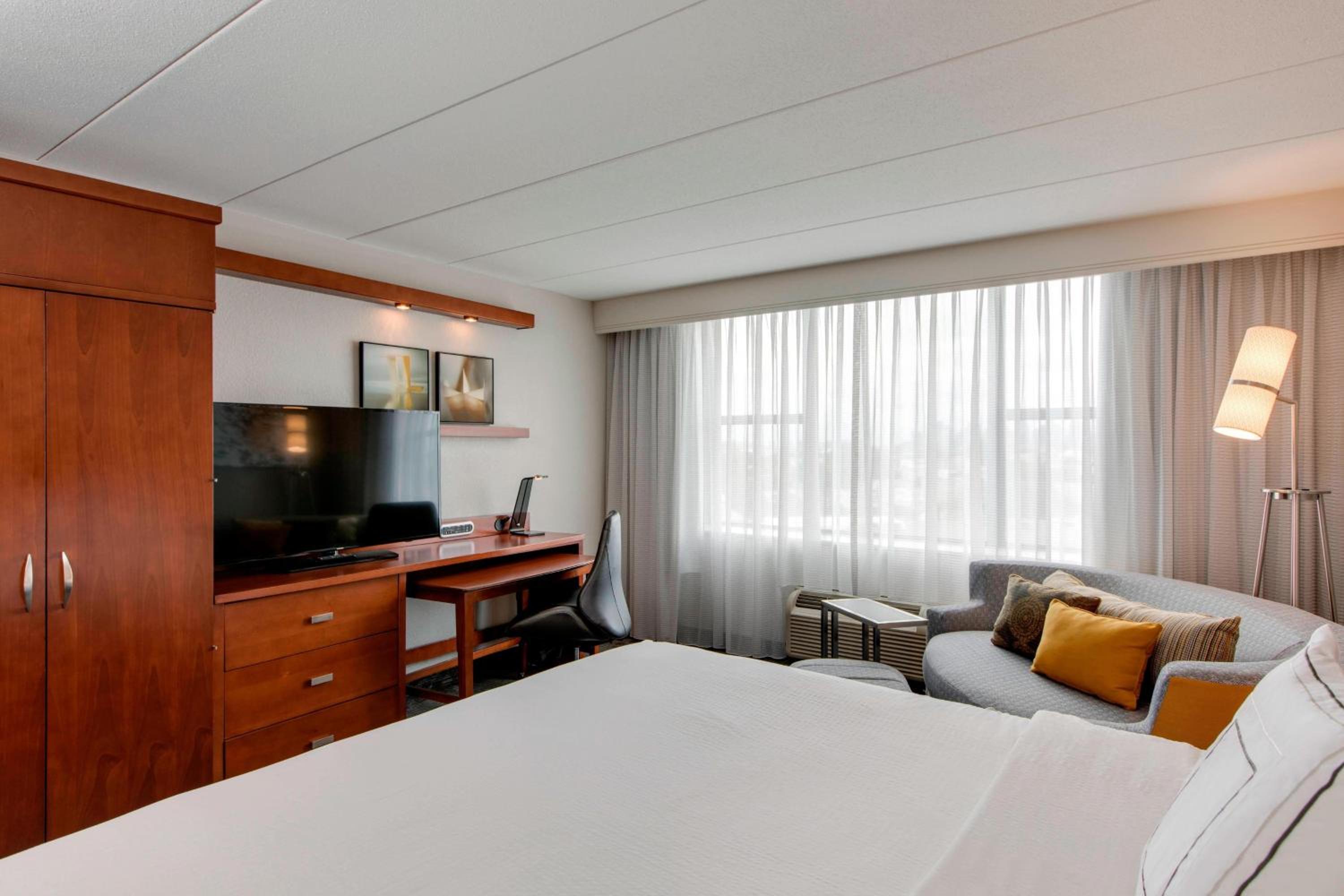 King Room with Roll-In Shower - Mobility Access/Hearing Accessible