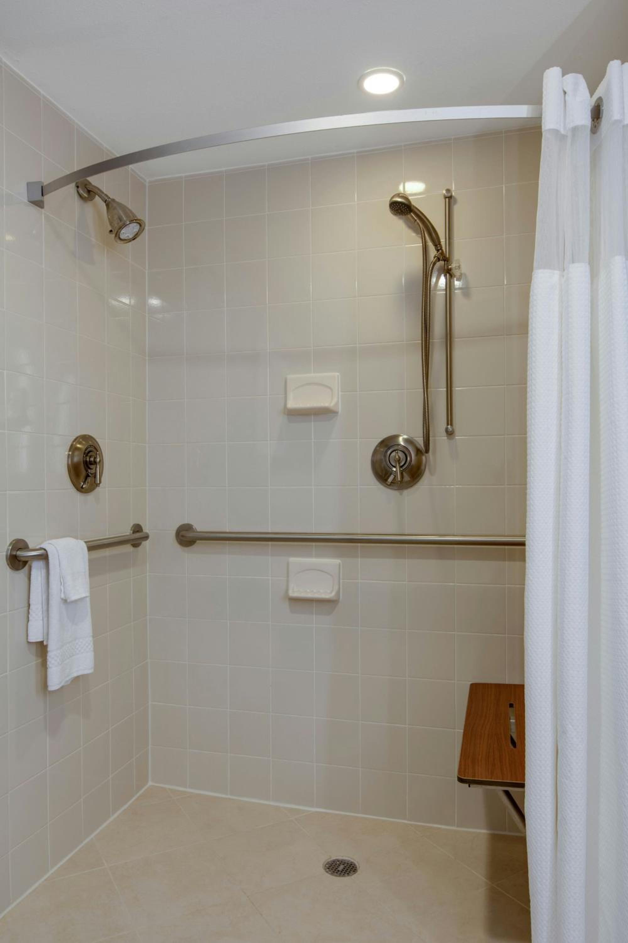 King Room with High Floor and Bathtub - Mobility Access thumbnail 6