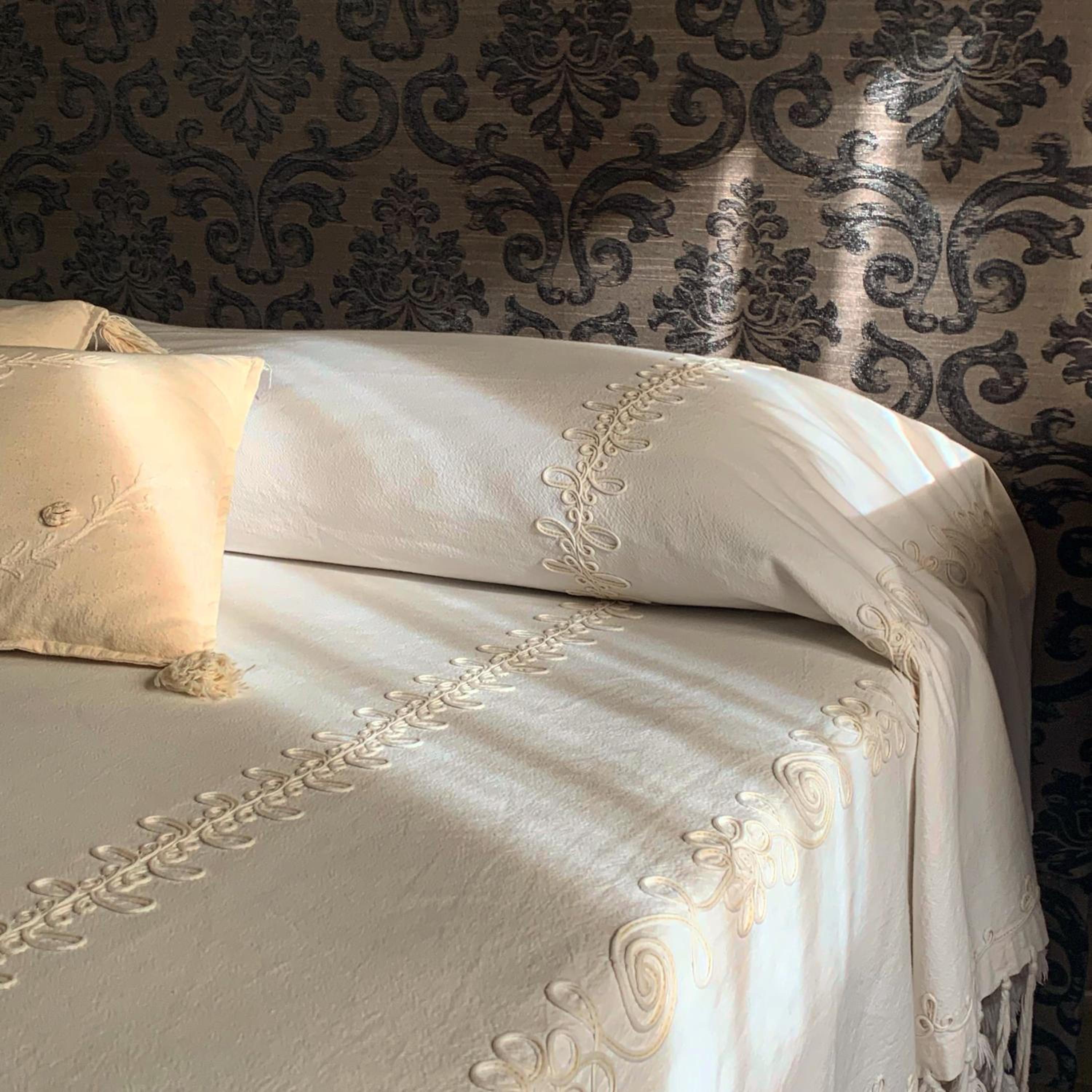 Queen Room with Balcony - Photo 4