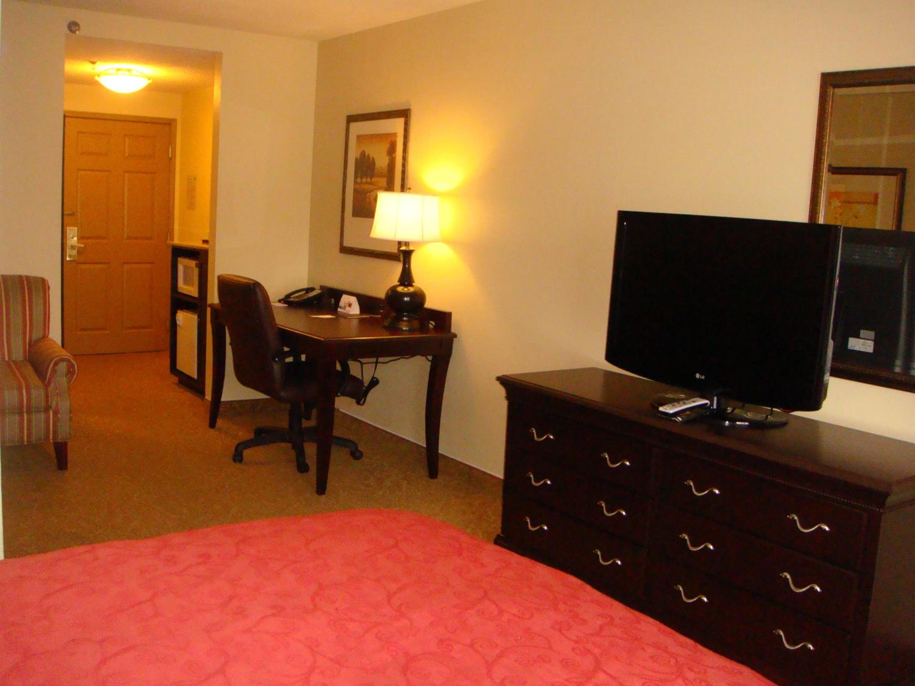 Queen Room with Two Queen Beds - Non-Smoking - Photo 5