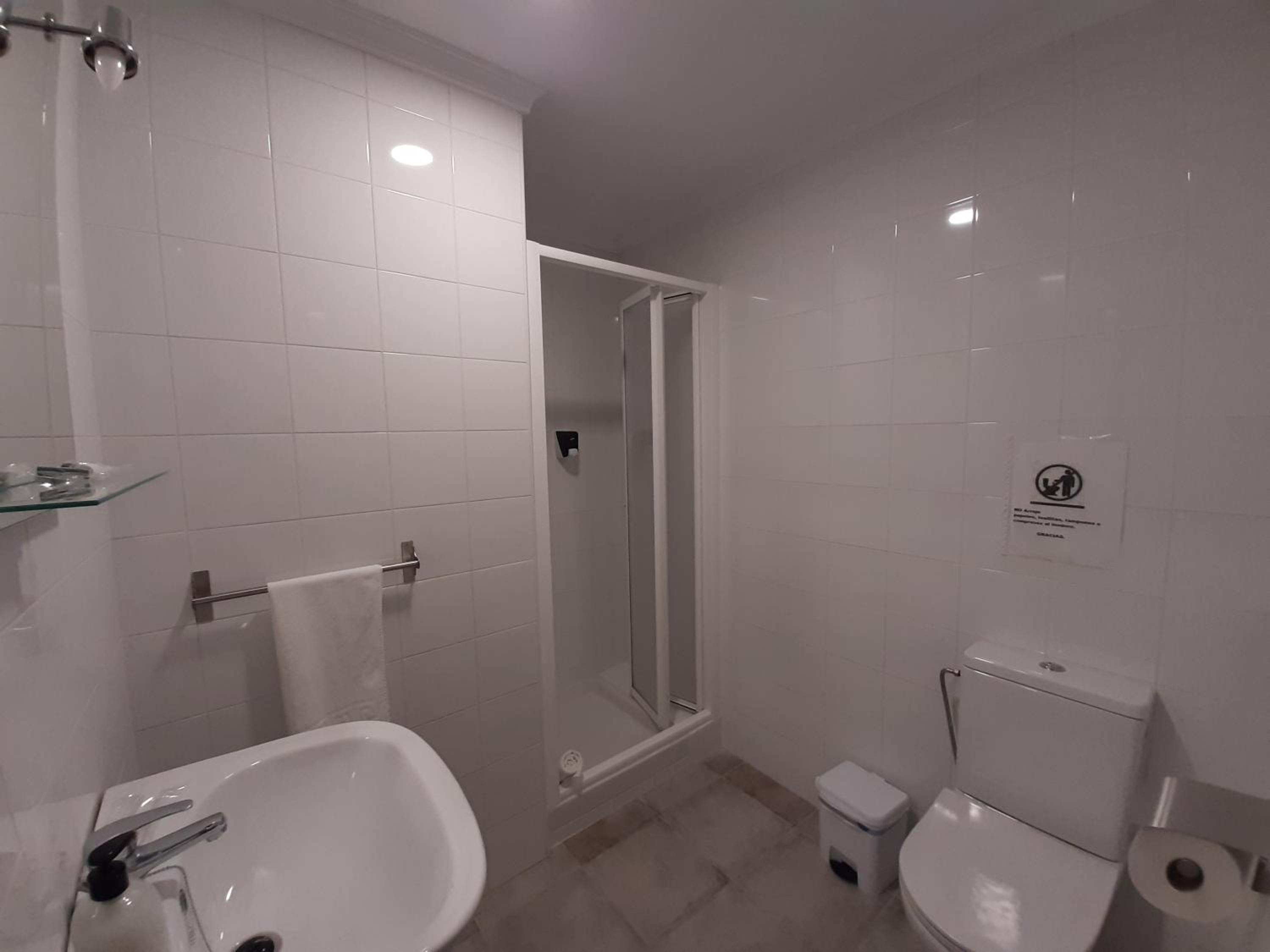 Twin Room with Private External Bathroom - Photo 4