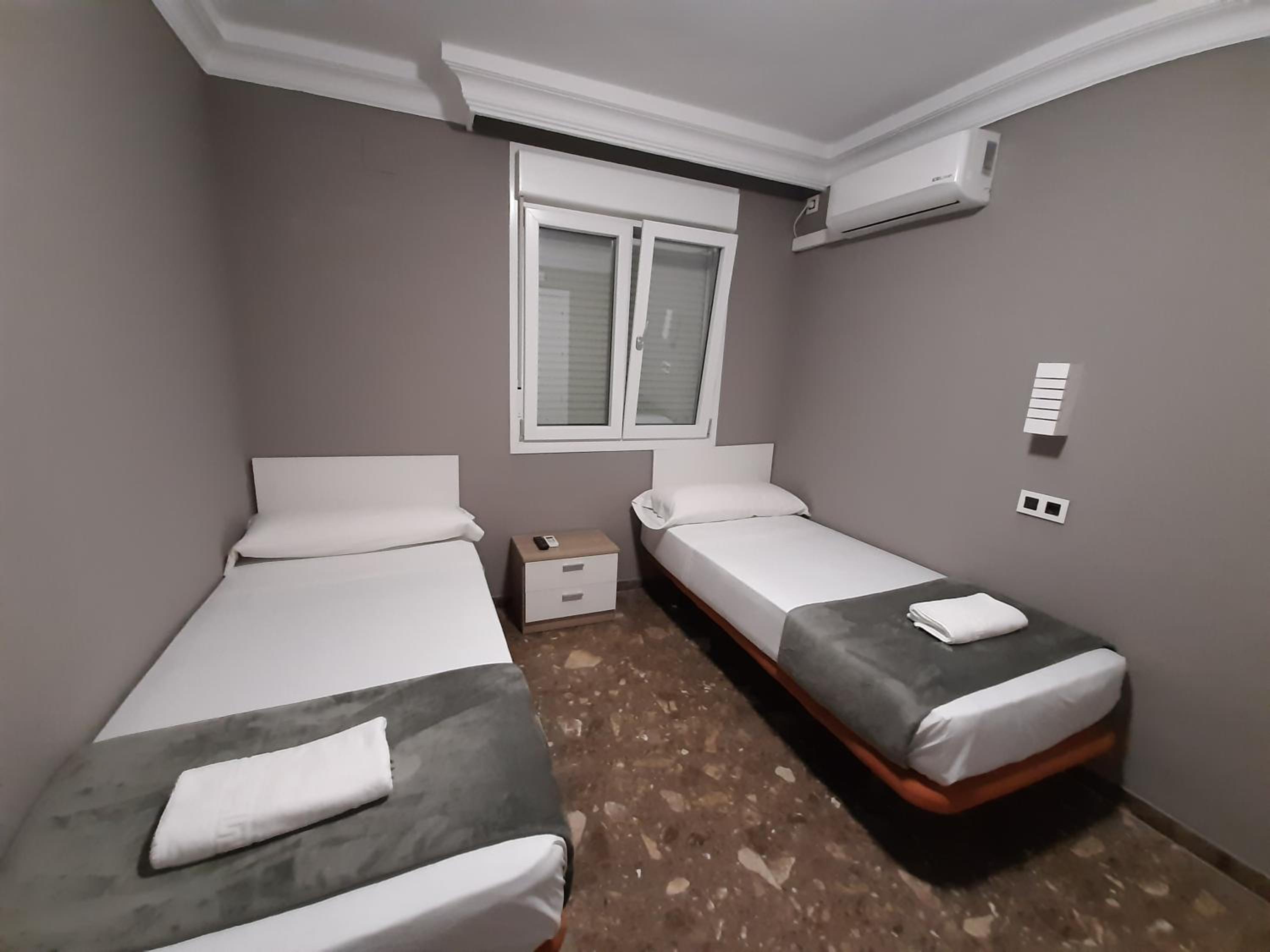 Twin Room with Private External Bathroom - Photo 1