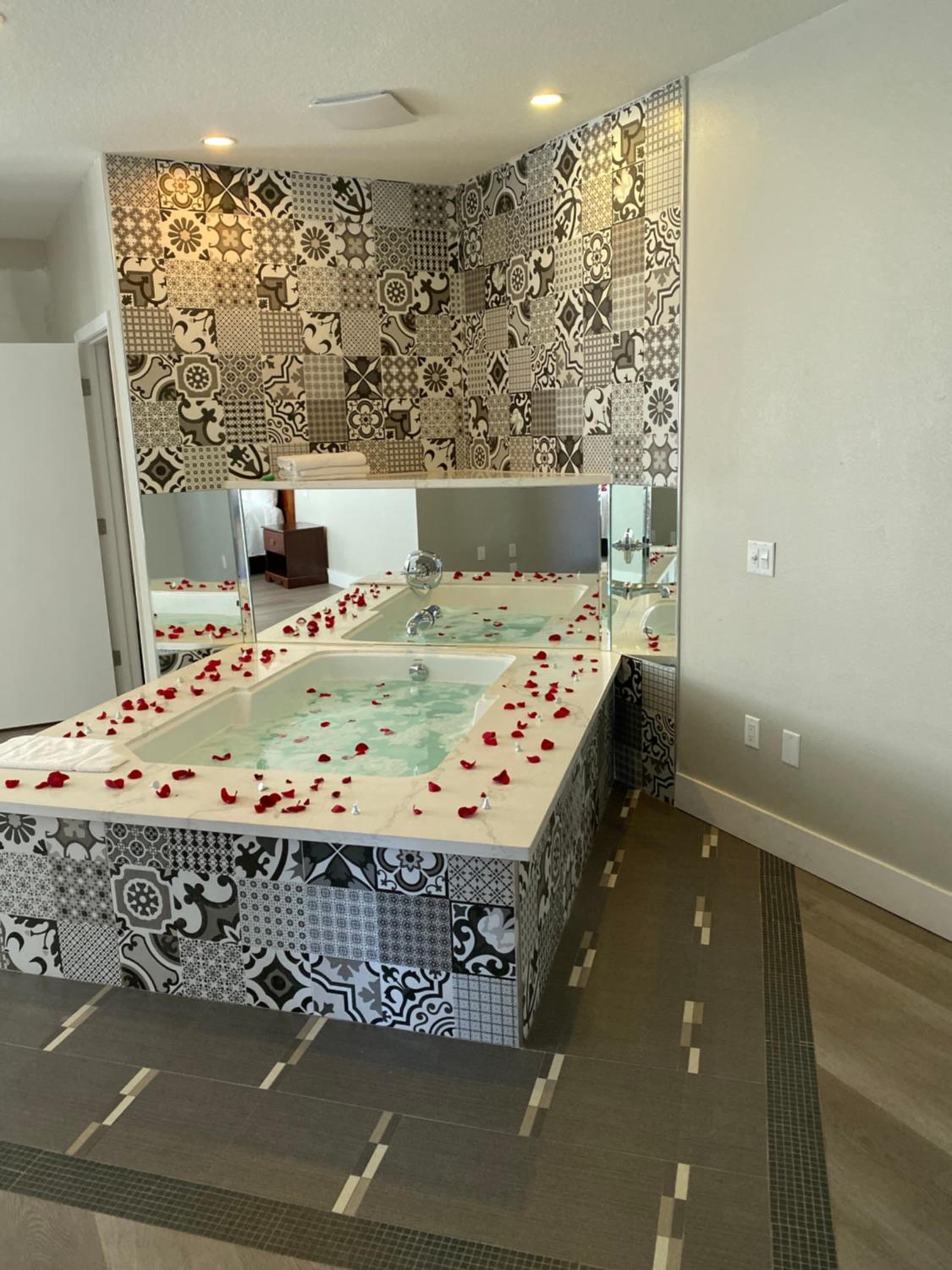 Suite with Hot Tub - Photo 29