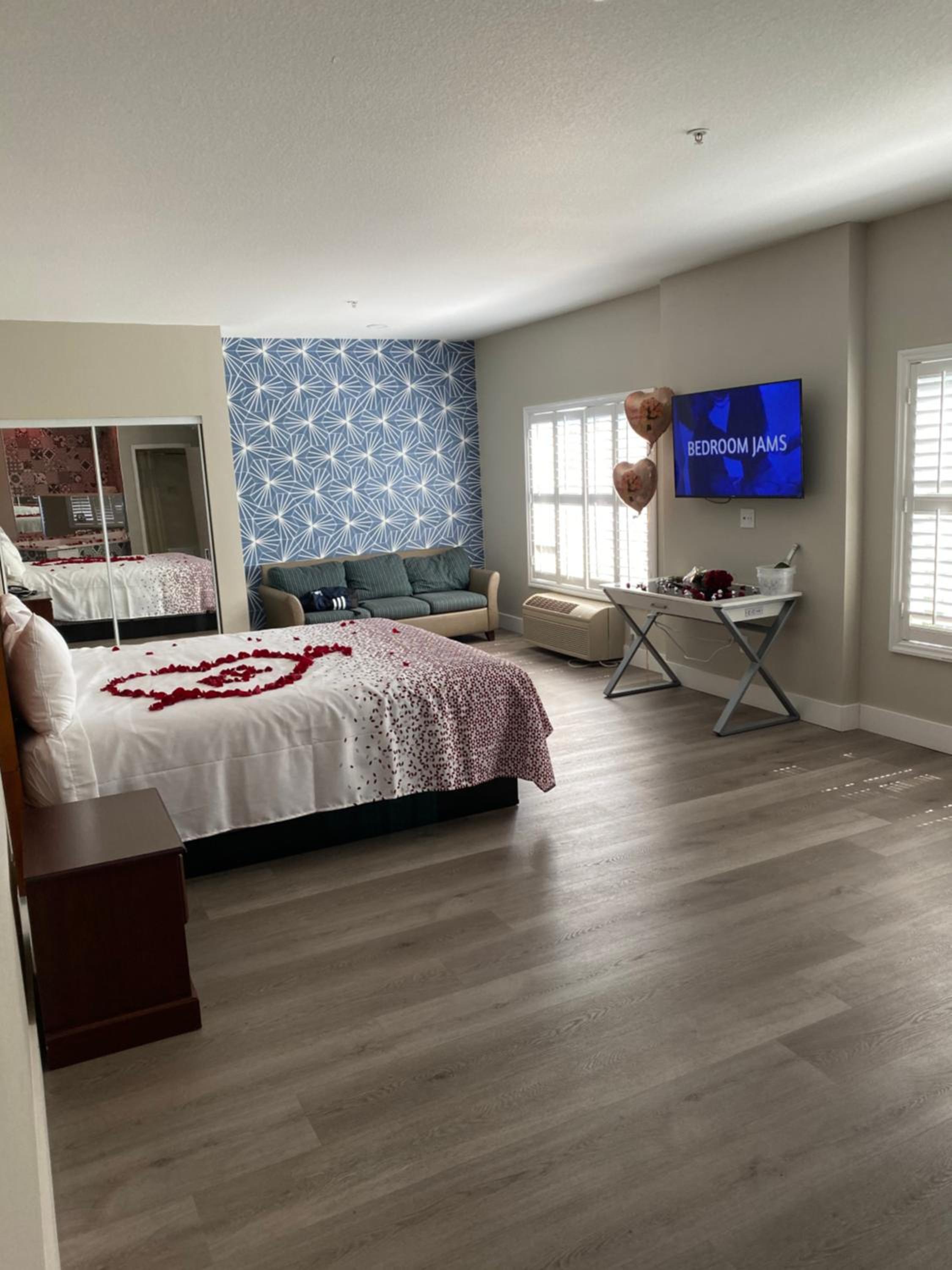 Suite with Hot Tub - Photo 18