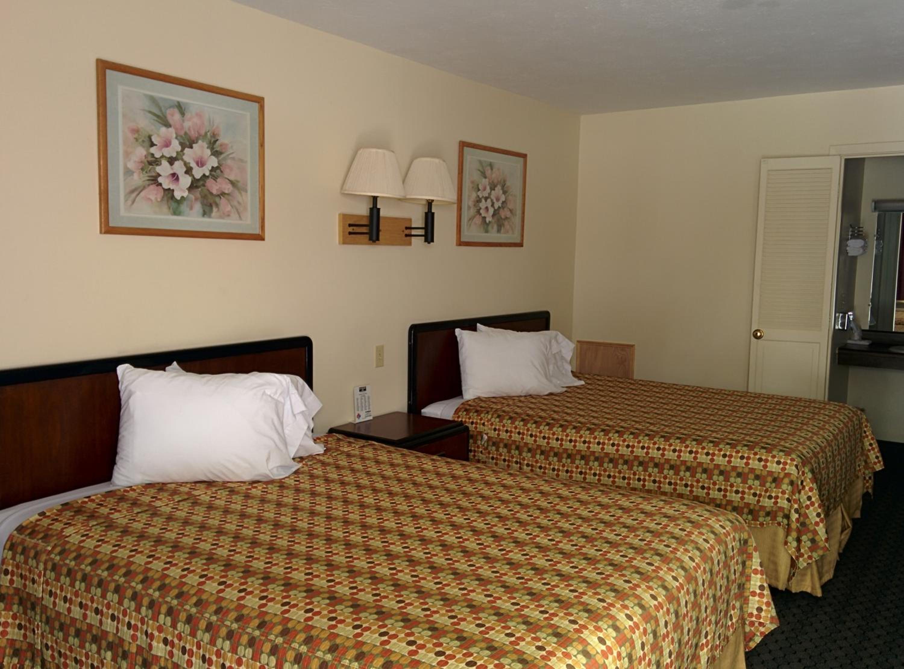Queen Room with Two Queen Beds - Photo 3