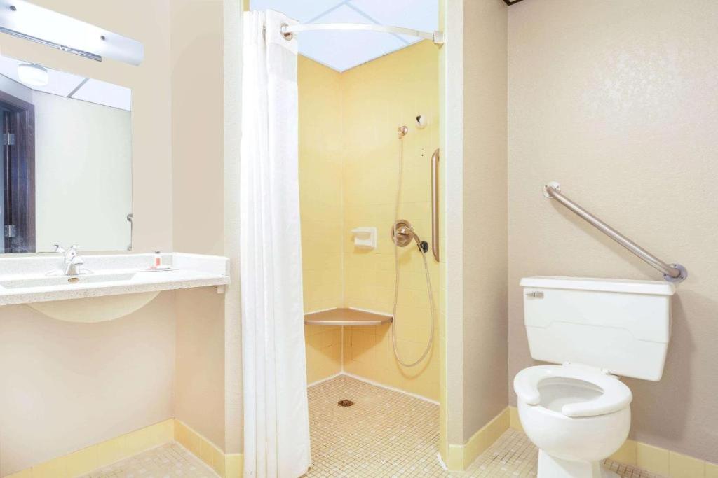 Queen Room - Mobility Access/Non-Smoking photo 3