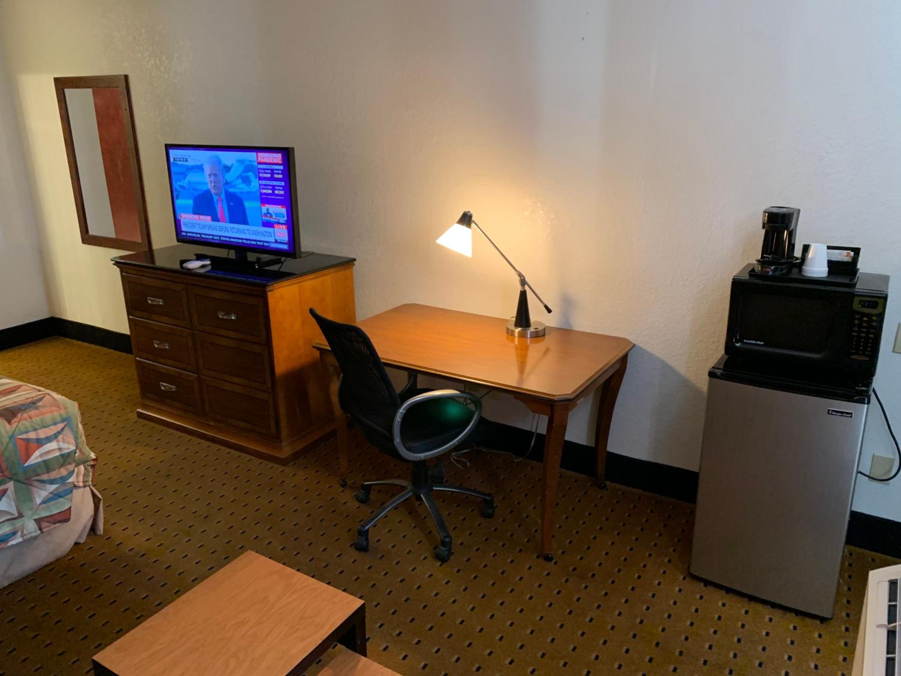 King Room - Non-Smoking - Photo 7