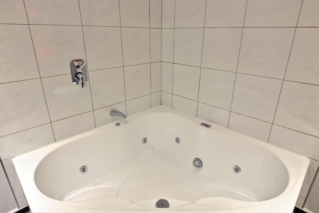Studio with Spa Bath