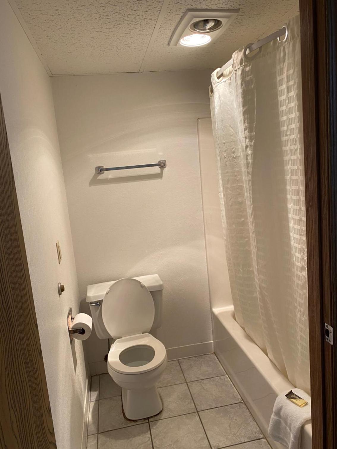 Queen Room - Non-Smoking - Photo 4