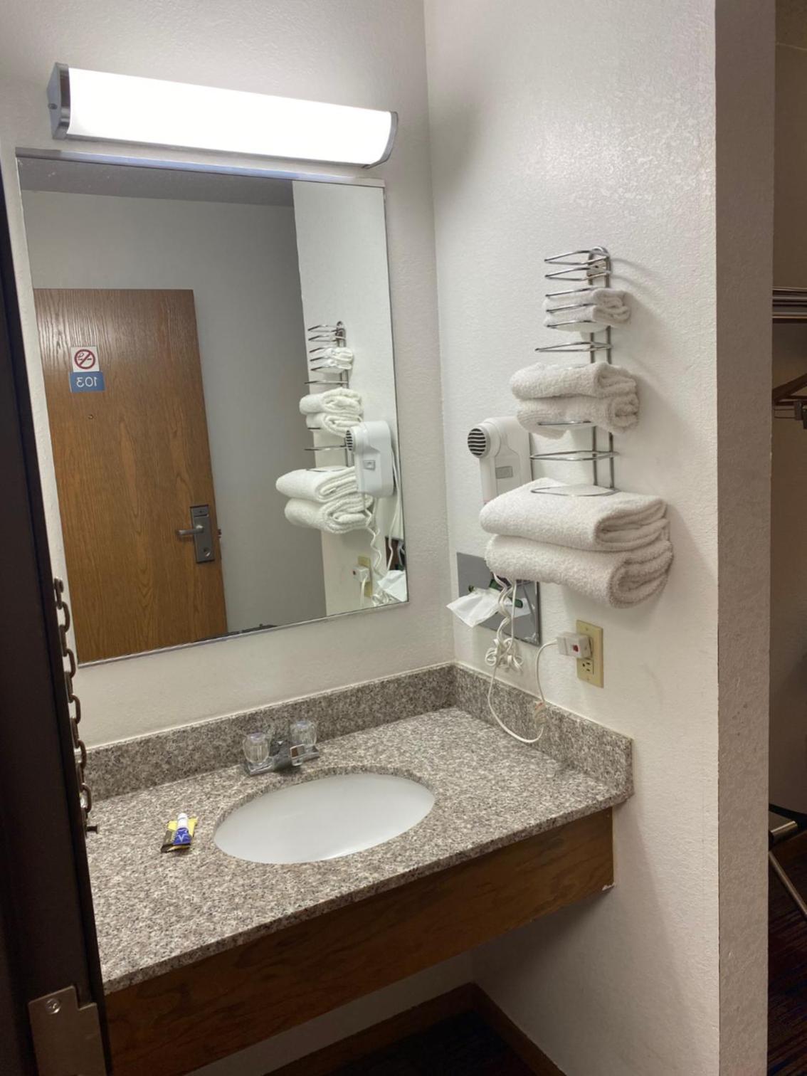 Queen Room - Non-Smoking - Photo 3