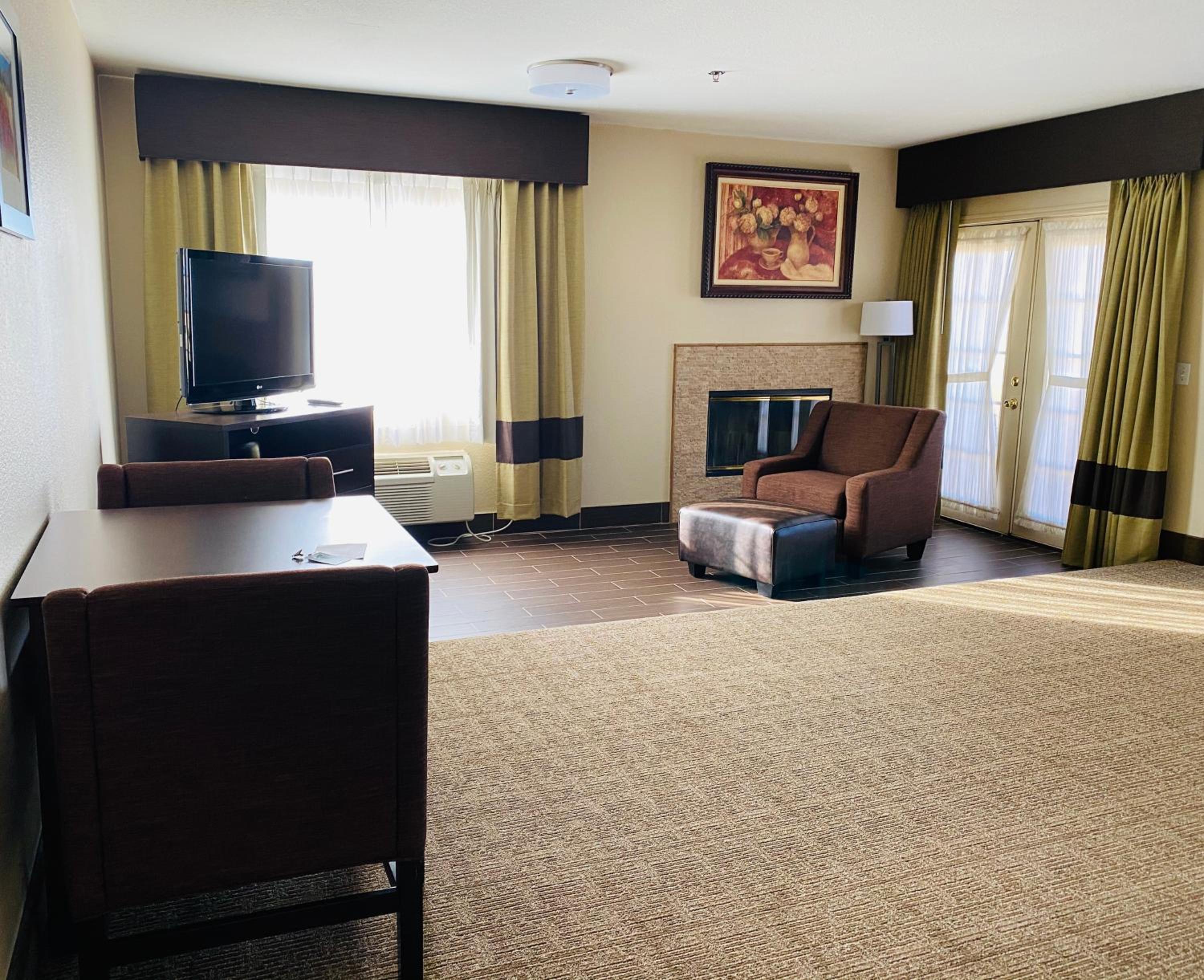 King Suite - Non-Smoking - Photo 4
