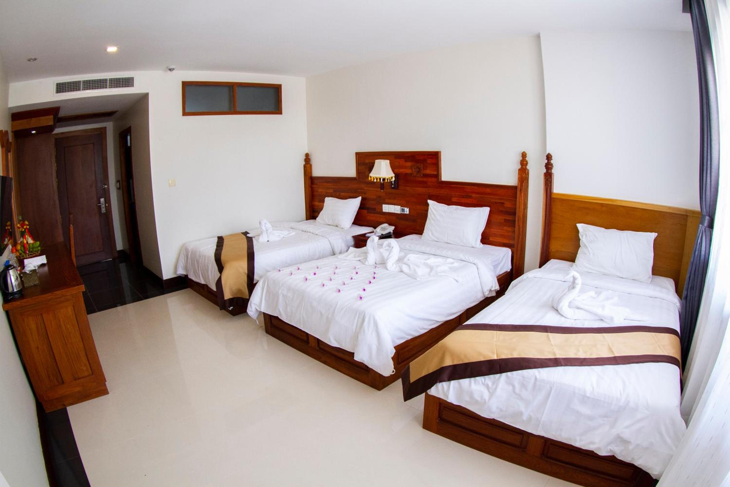 Deluxe Triple Room - Photo 7