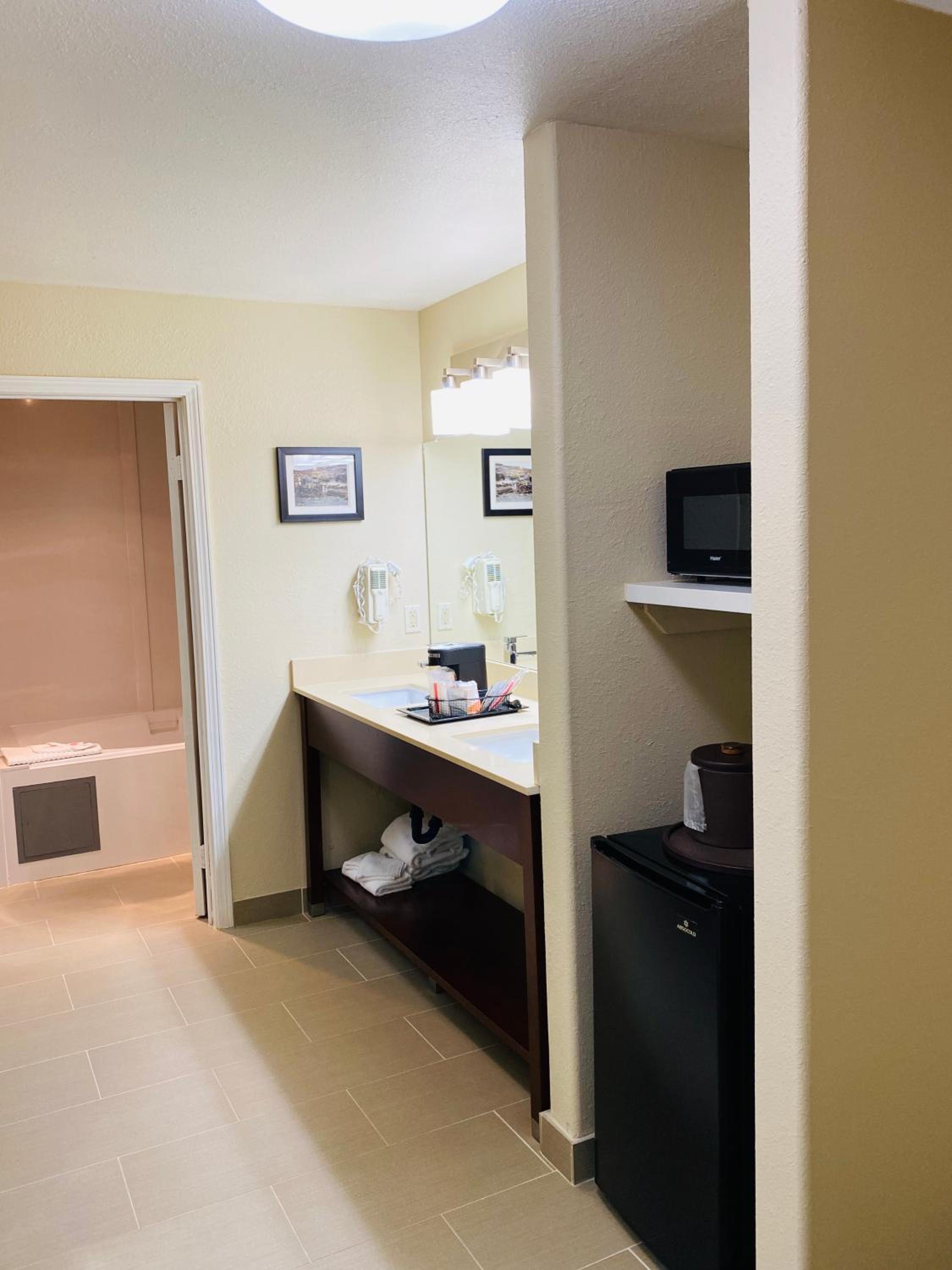 King Suite - Non-Smoking - Photo 5