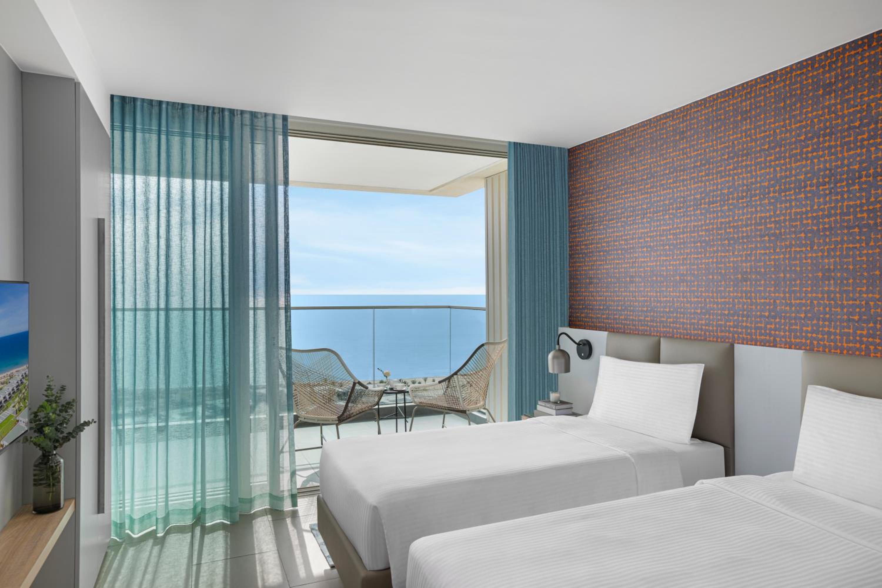 2 Bedroom Suite with Terrace Panoramic Ocean View  - 1 King & 1 Twin - Photo 5