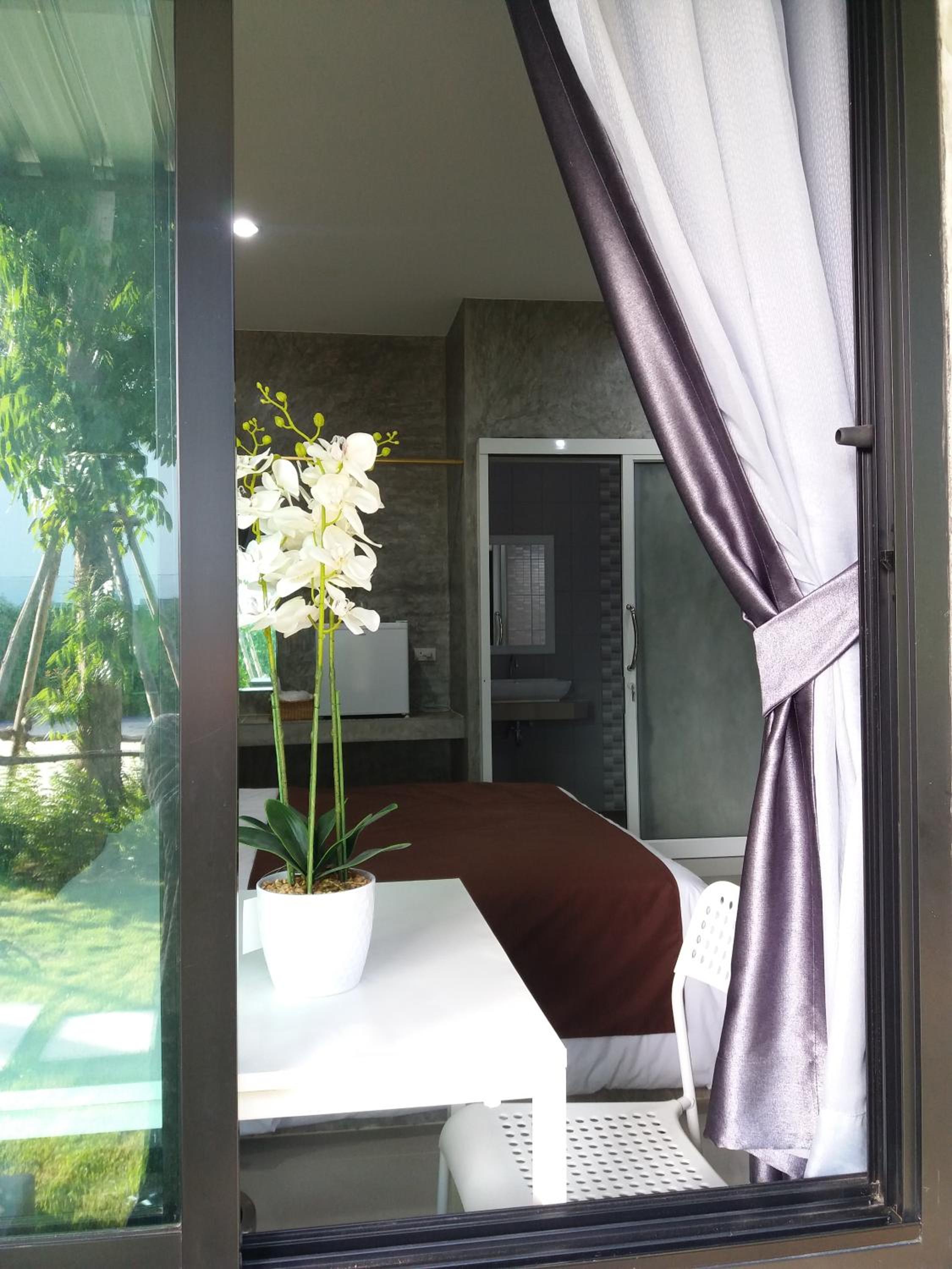 Queen Room with Balcony - Photo 9