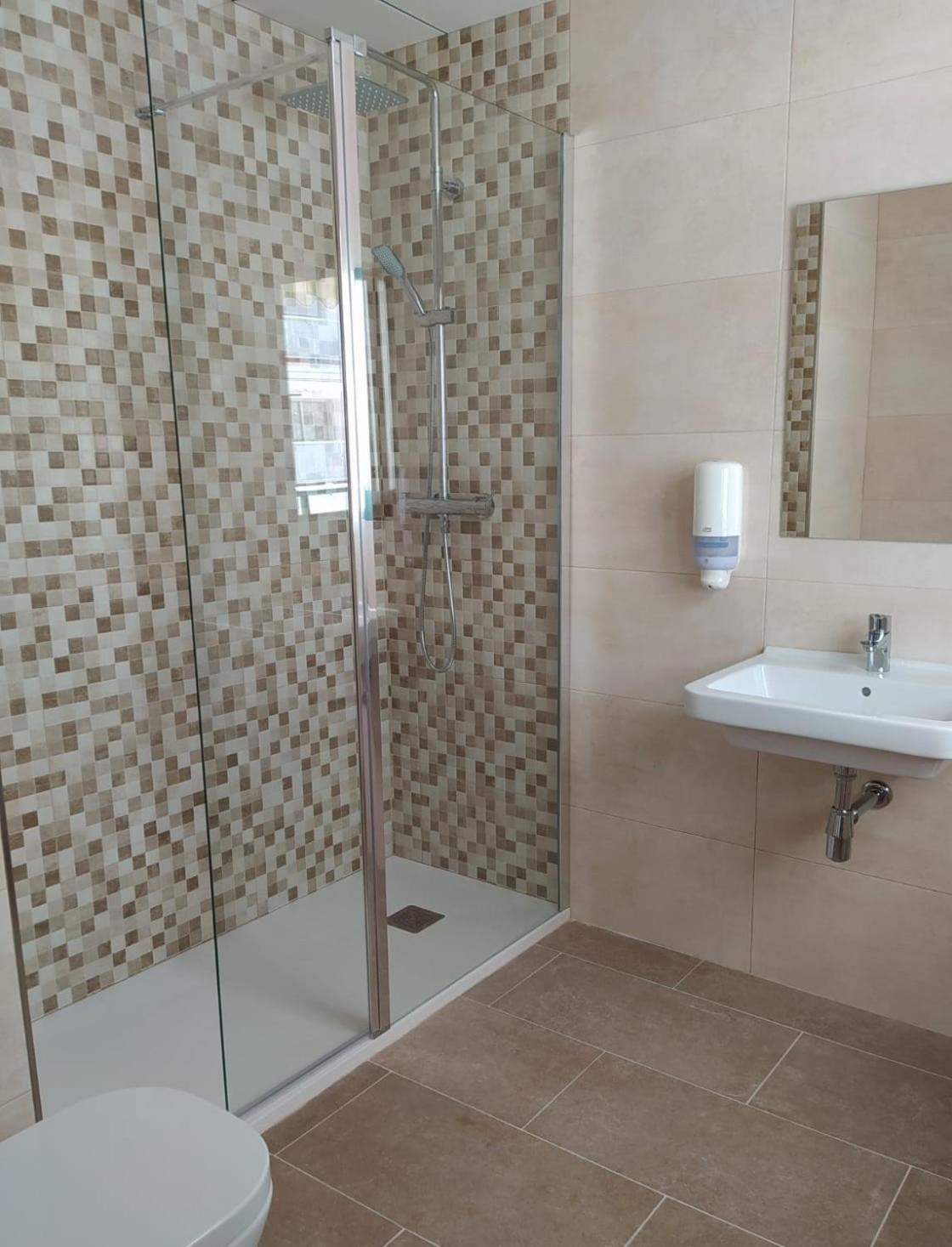 Twin Room with Private Bathroom photo 2
