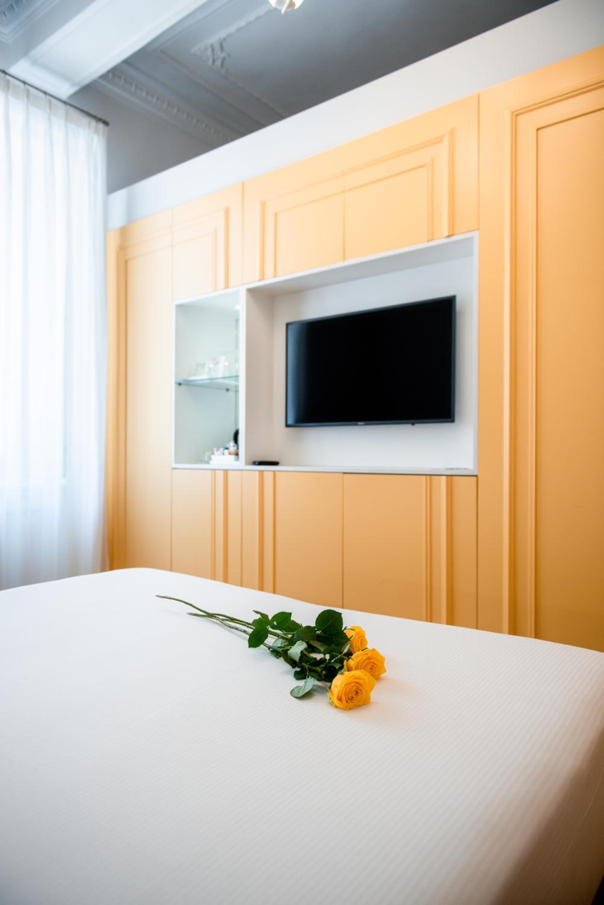 Deluxe Double or Twin Room thumbnail 5