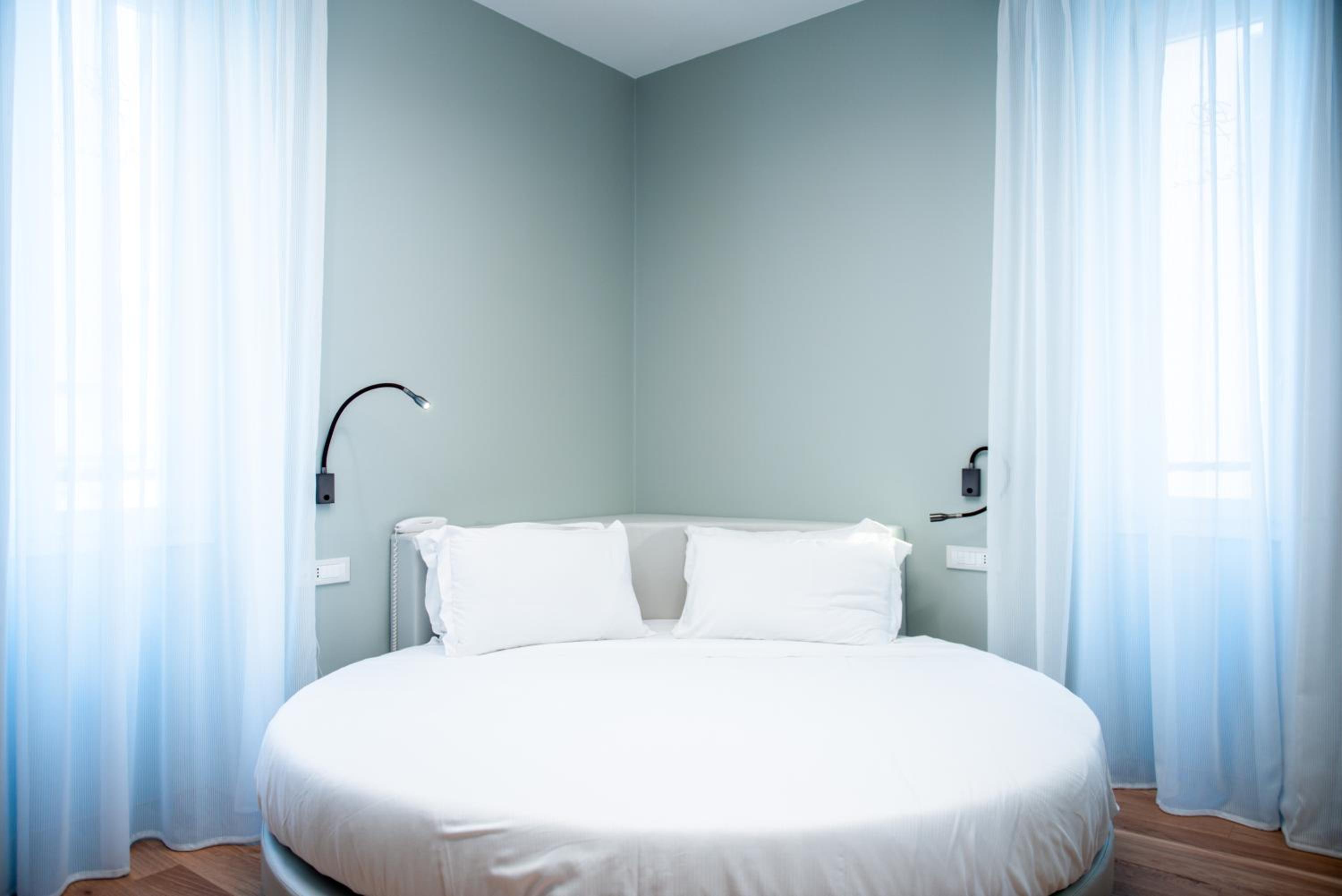 Deluxe King Room thumbnail 6
