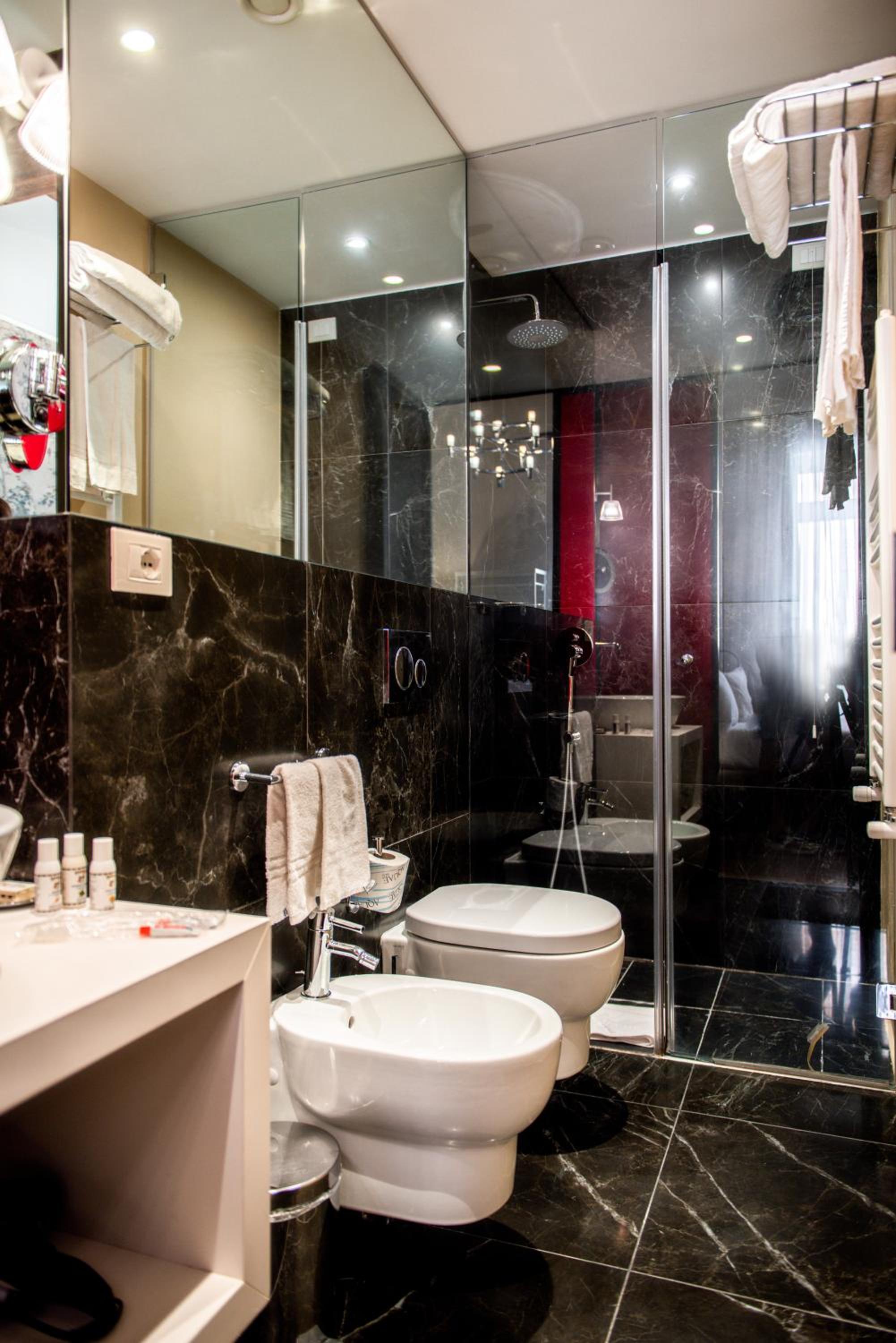 Small Double Room thumbnail 5