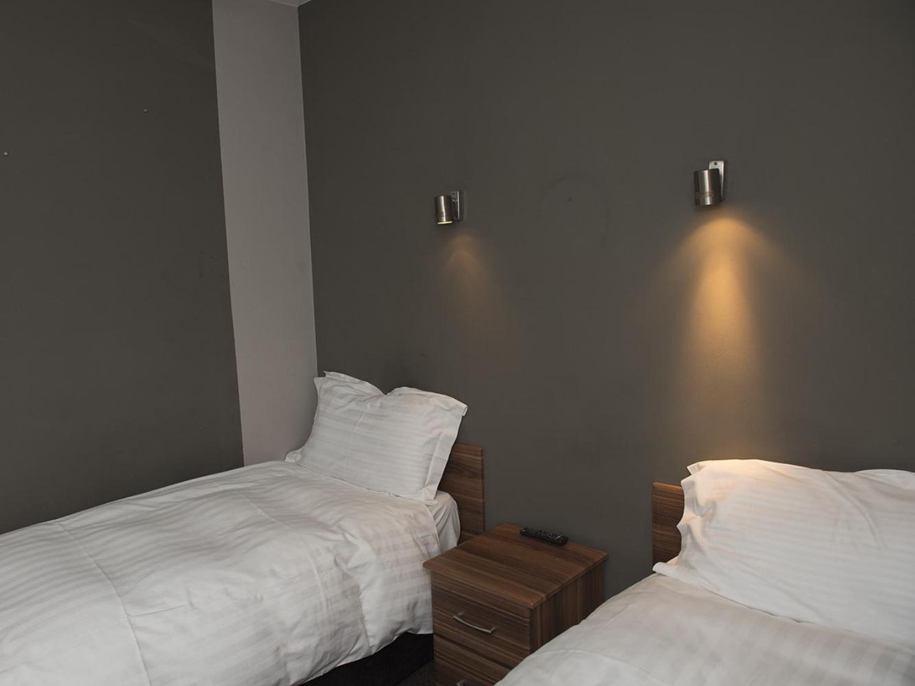 Twin Room with Shower photo 2
