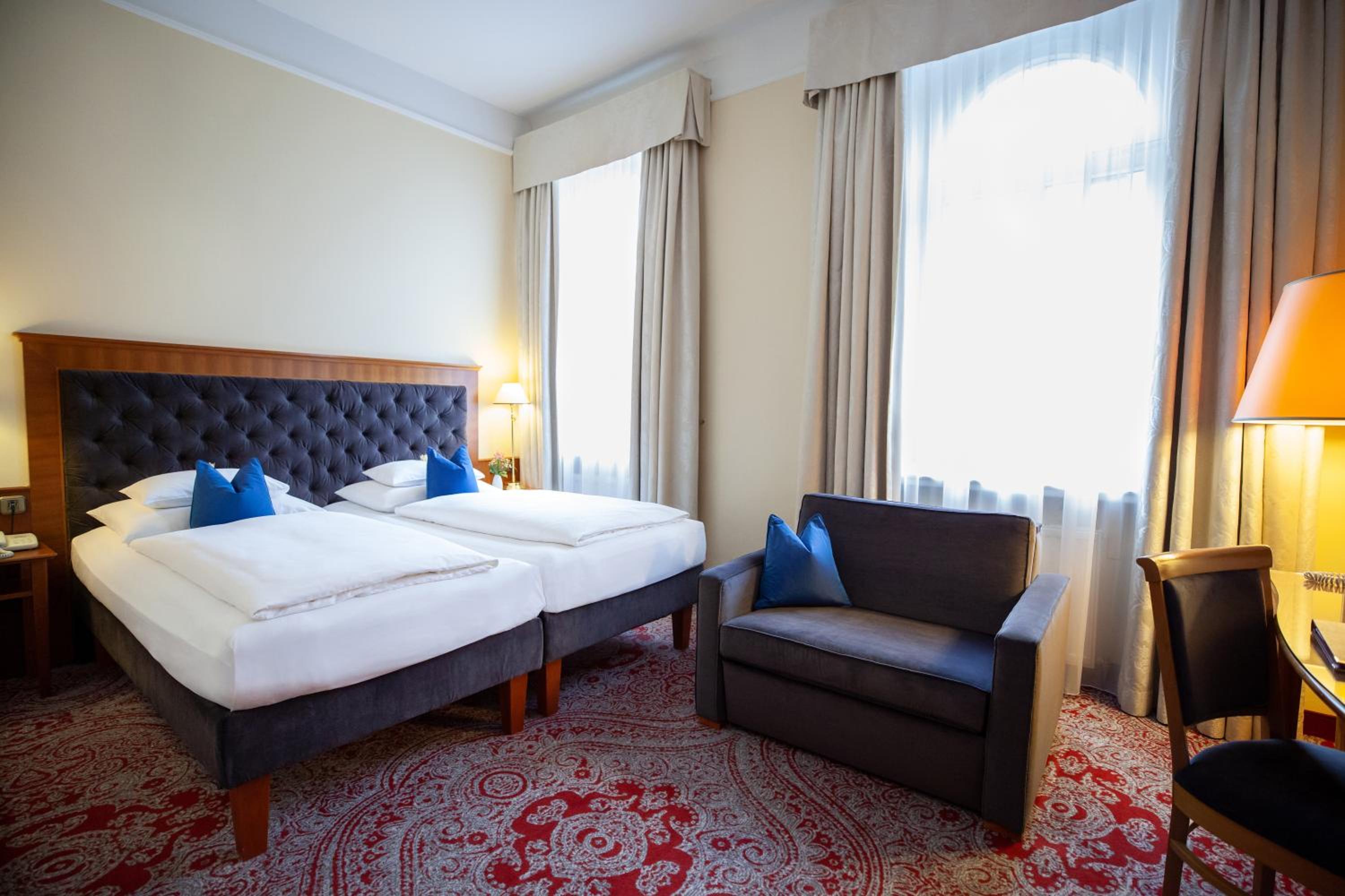 Classic Double or Twin Room with extra bed thumbnail 5