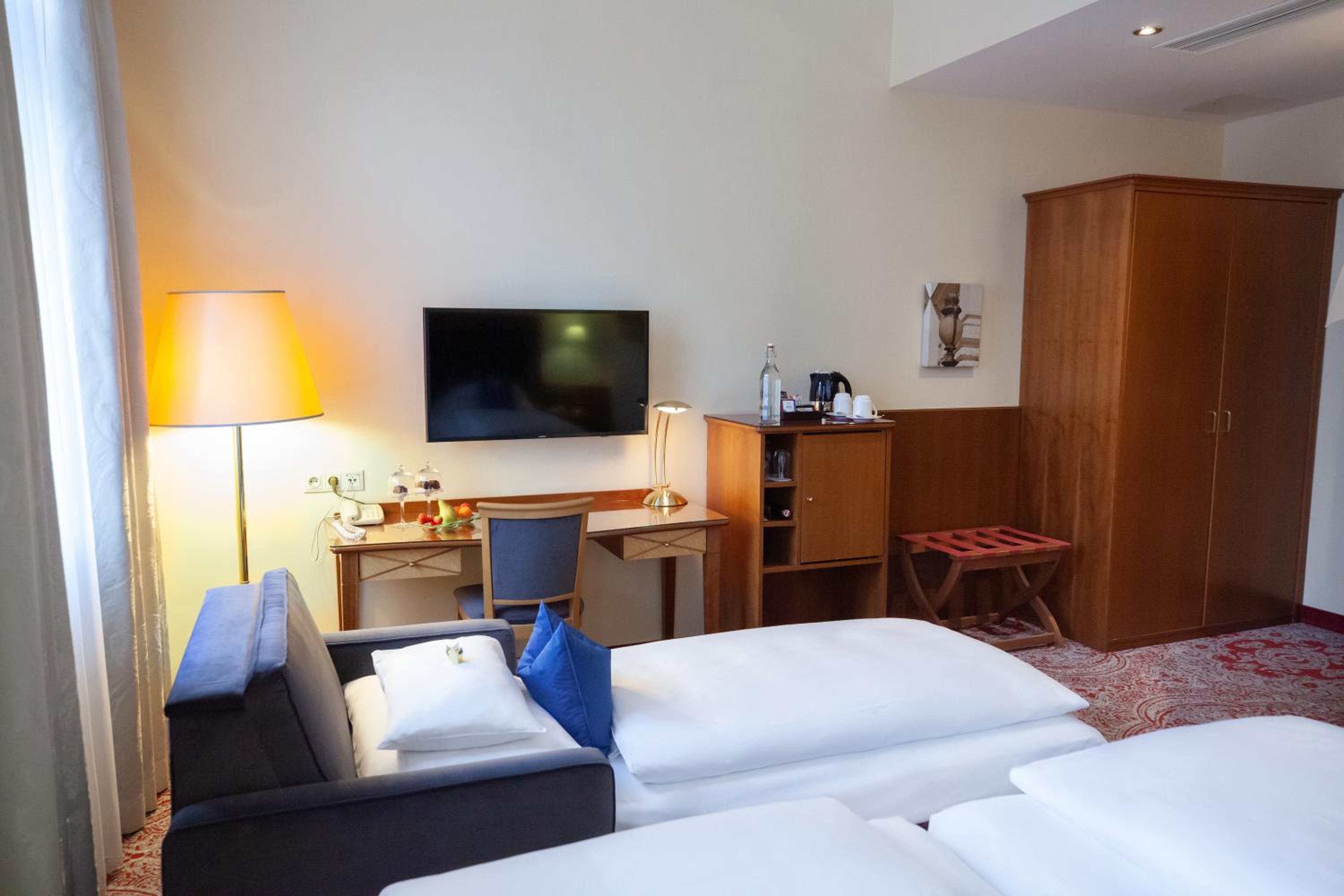 Classic Double or Twin Room with extra bed thumbnail 6