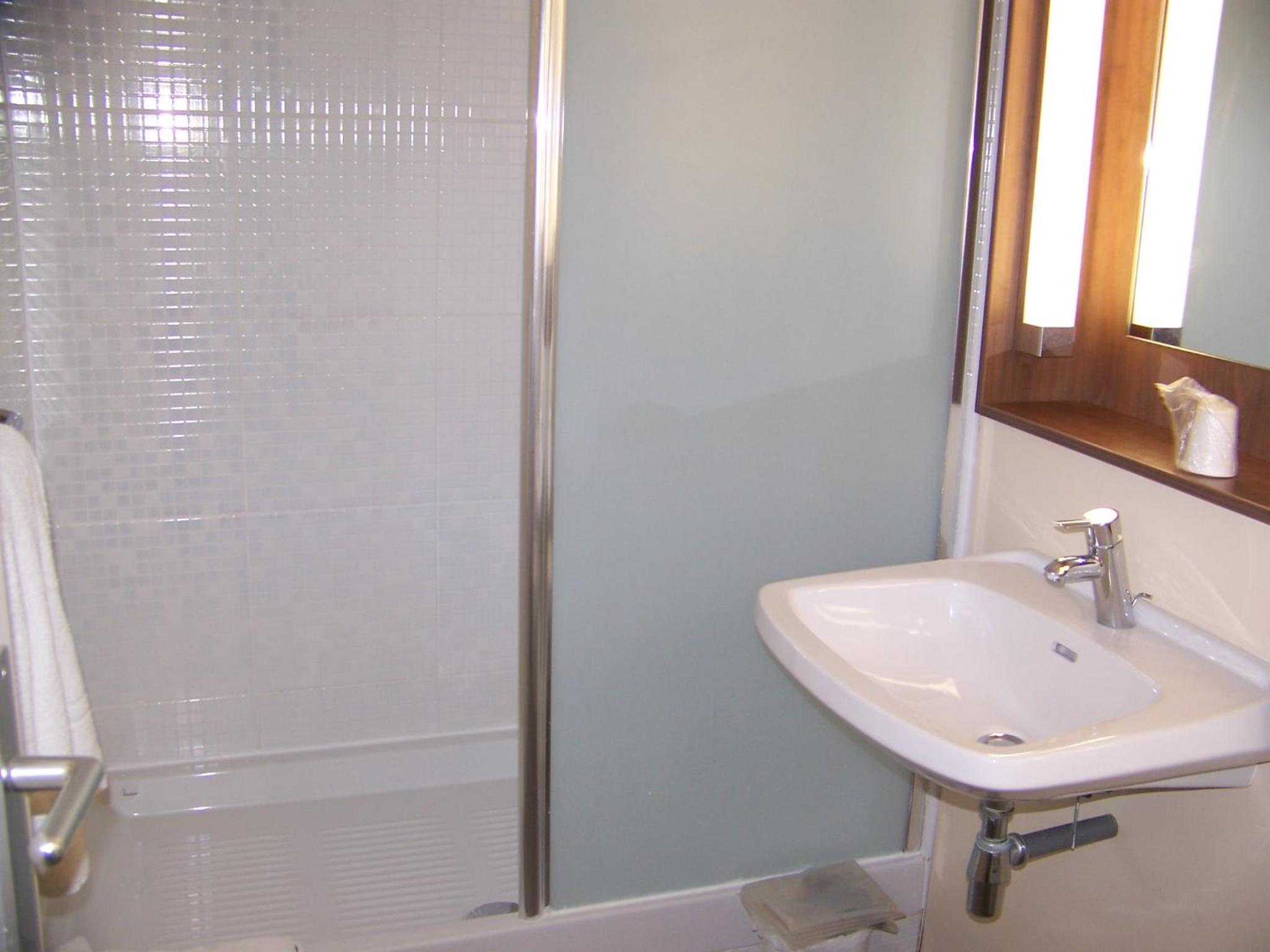 Standard Twin Room - Photo 7