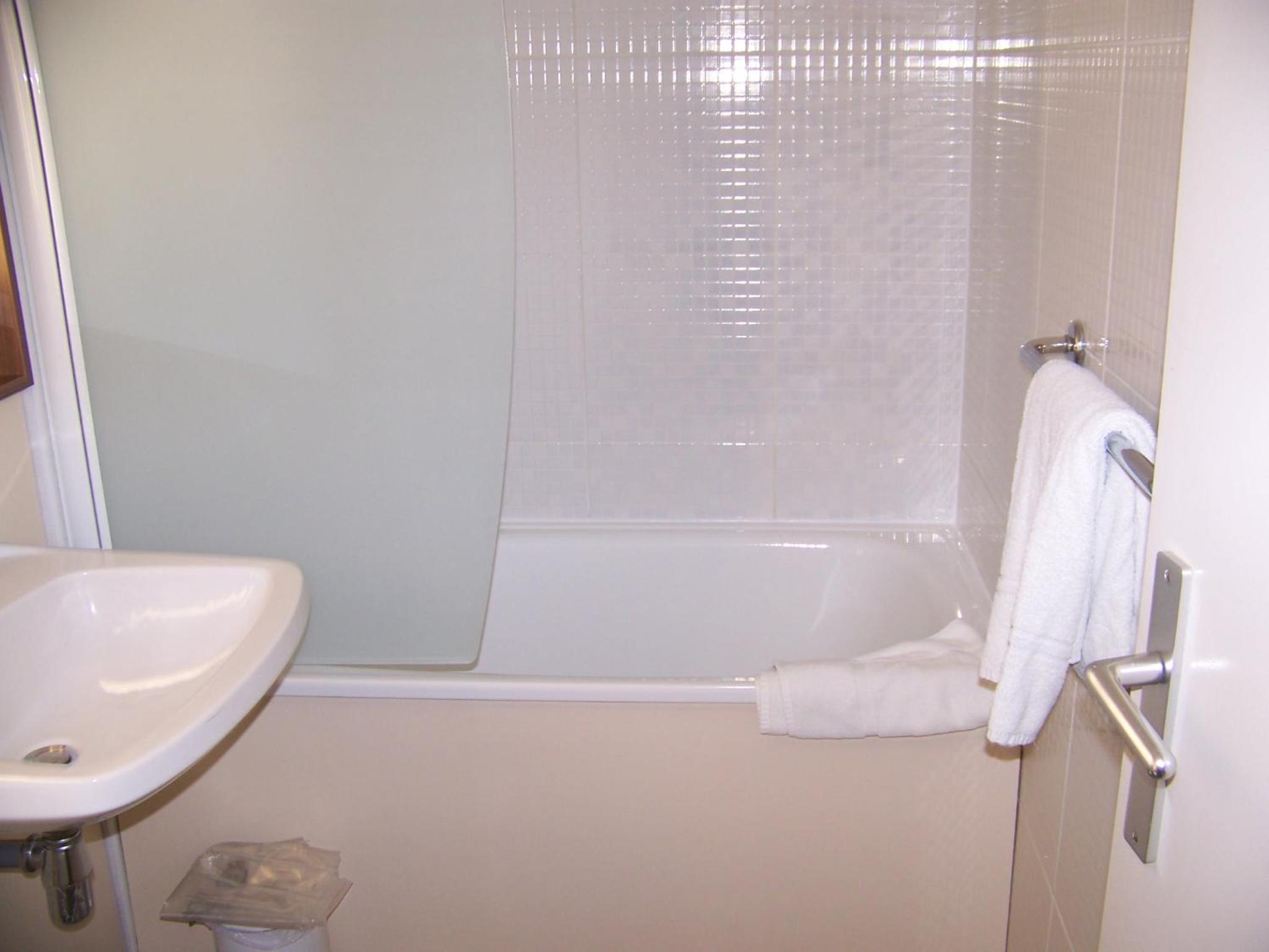 Standard Twin Room - Photo 8