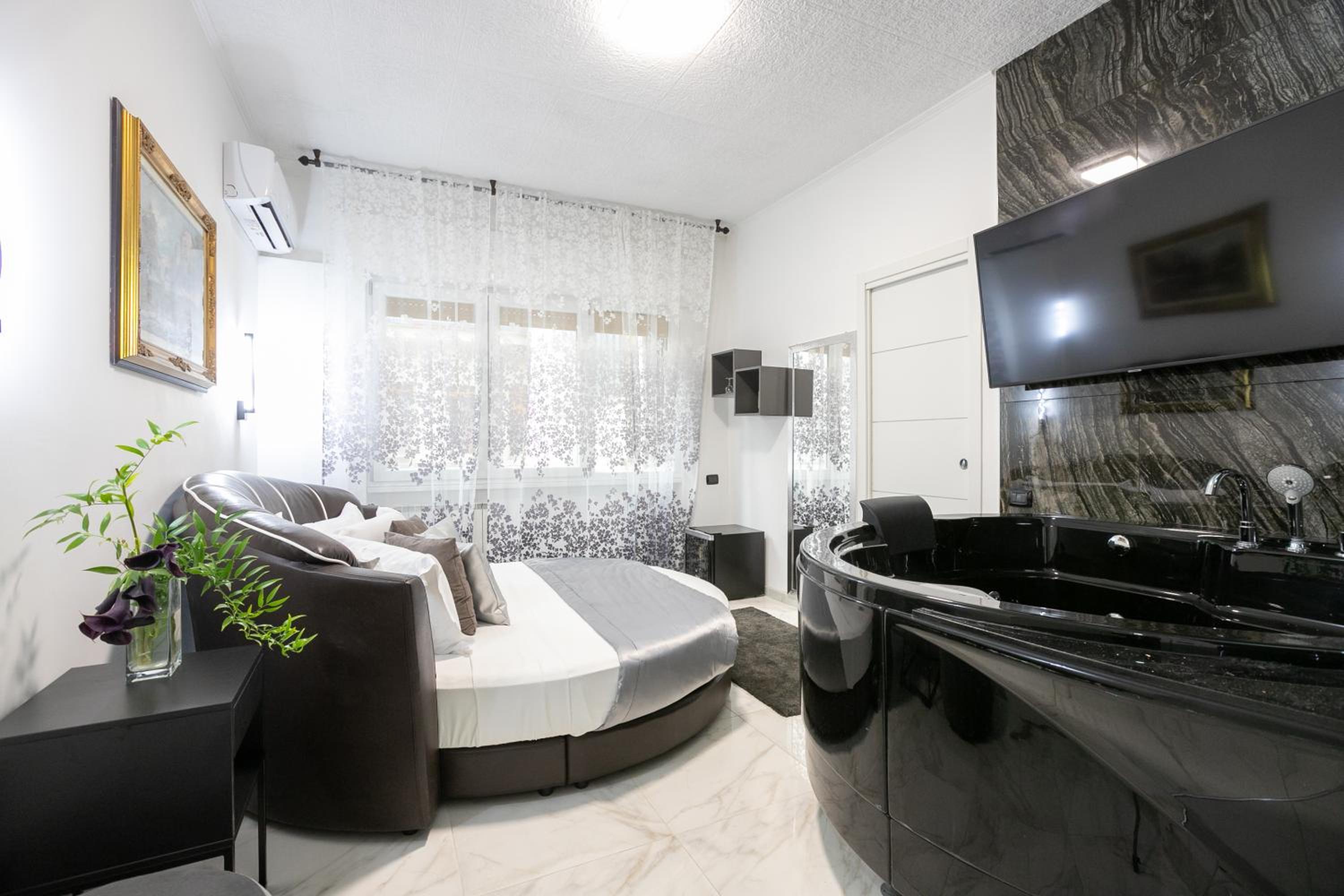 Honeymoon Suite