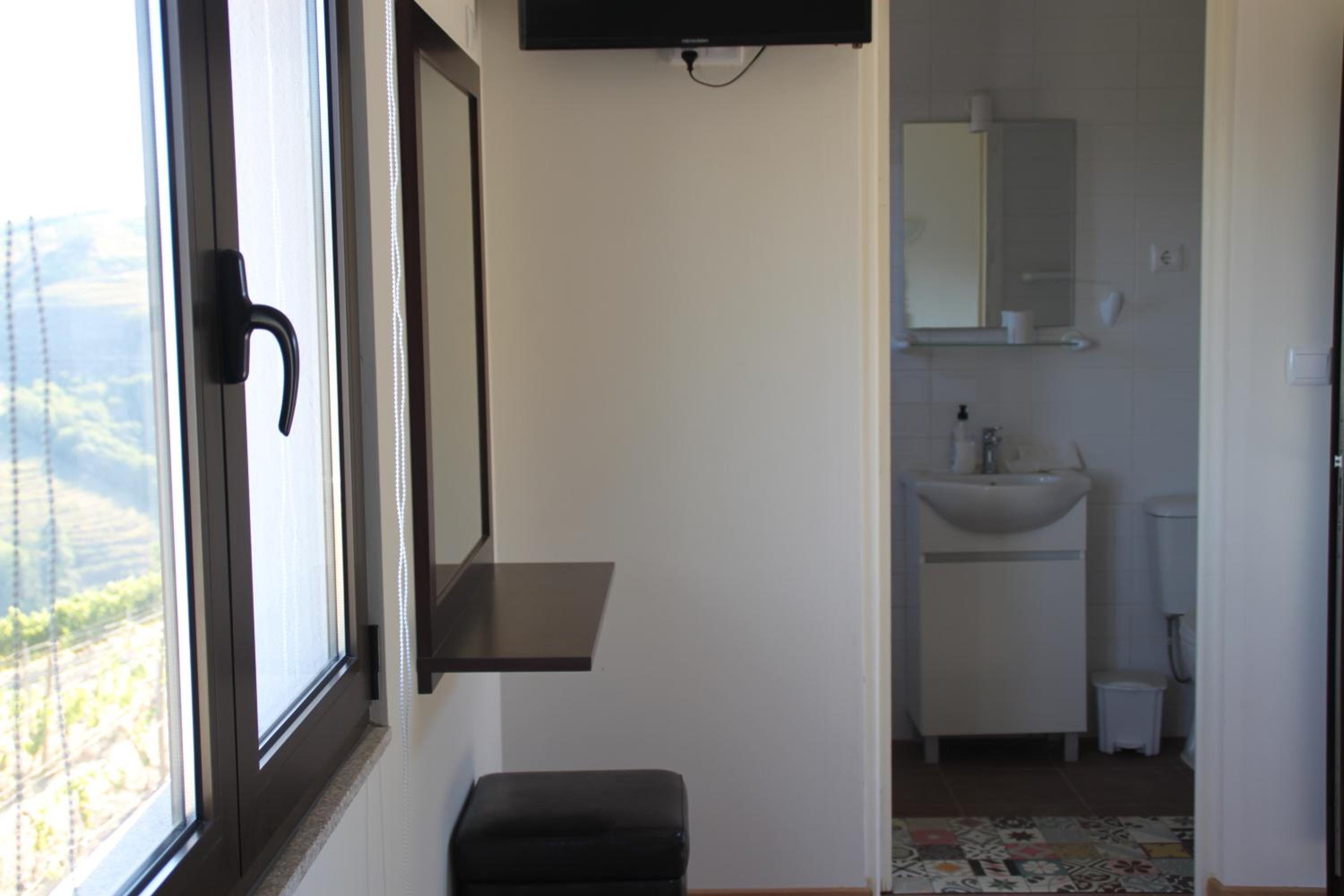 Double Room with Private Bathroom - Photo 2