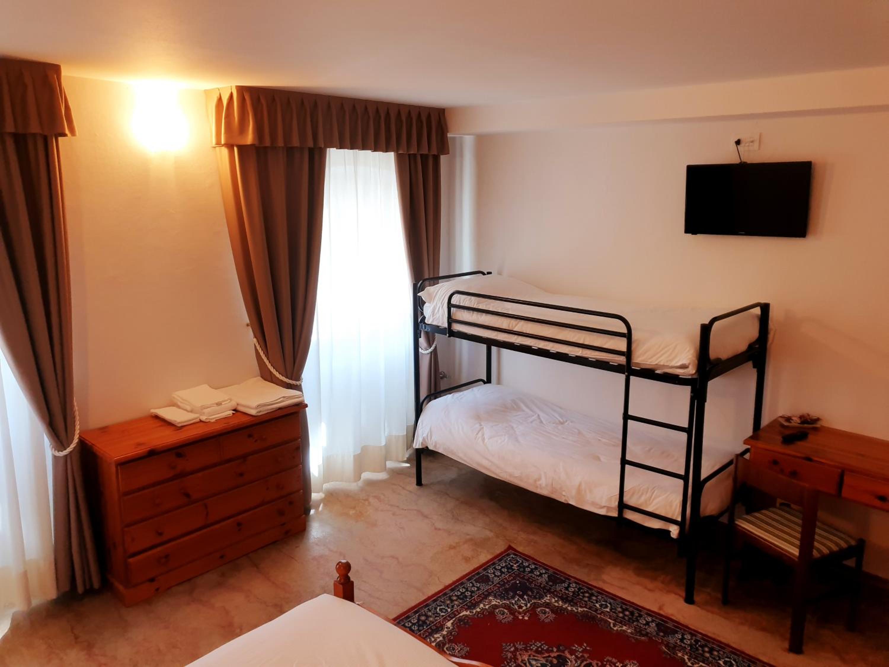 Quadruple Room with Bathroom - Photo 2