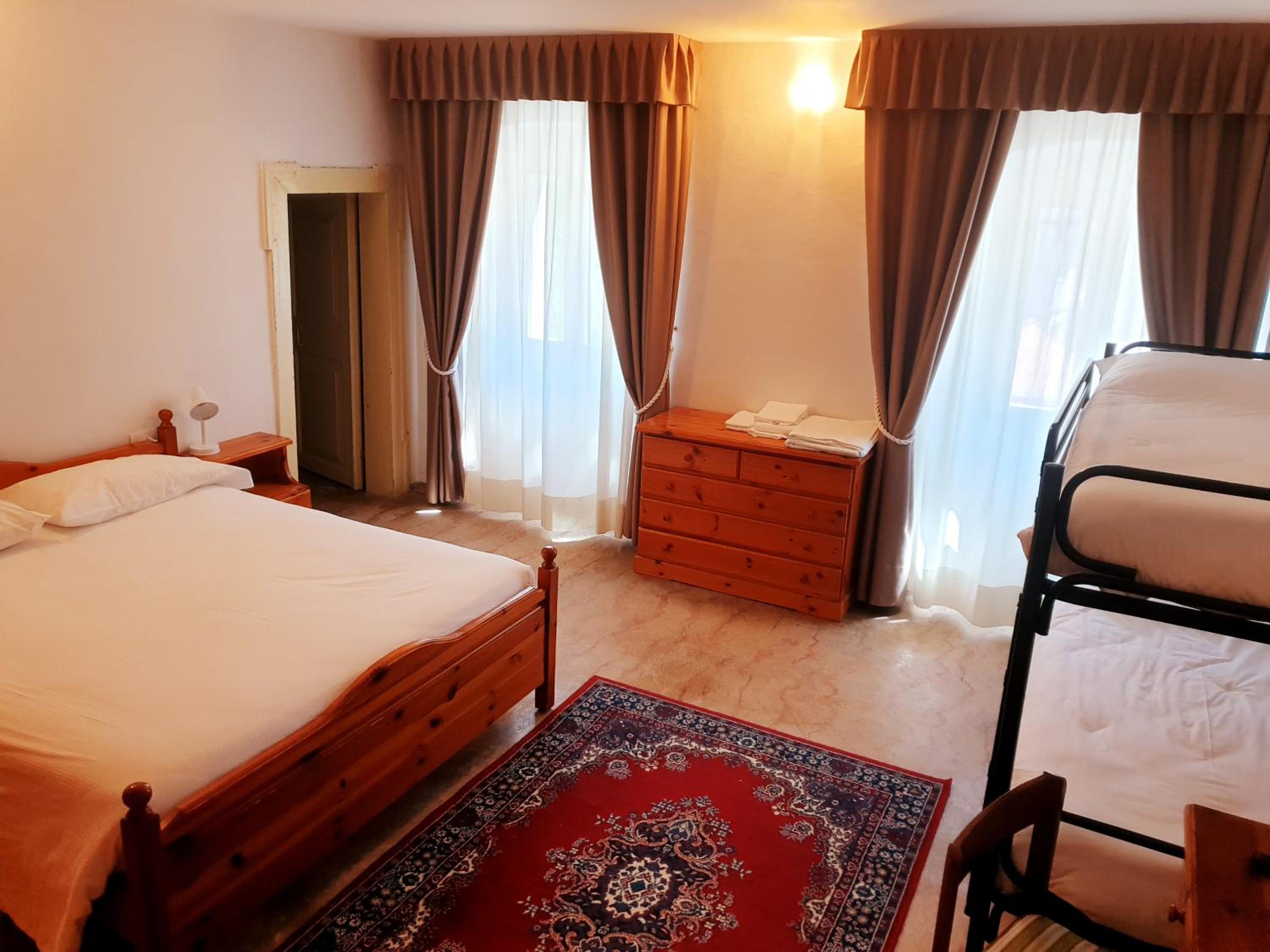 Quadruple Room with Bathroom - Photo 3