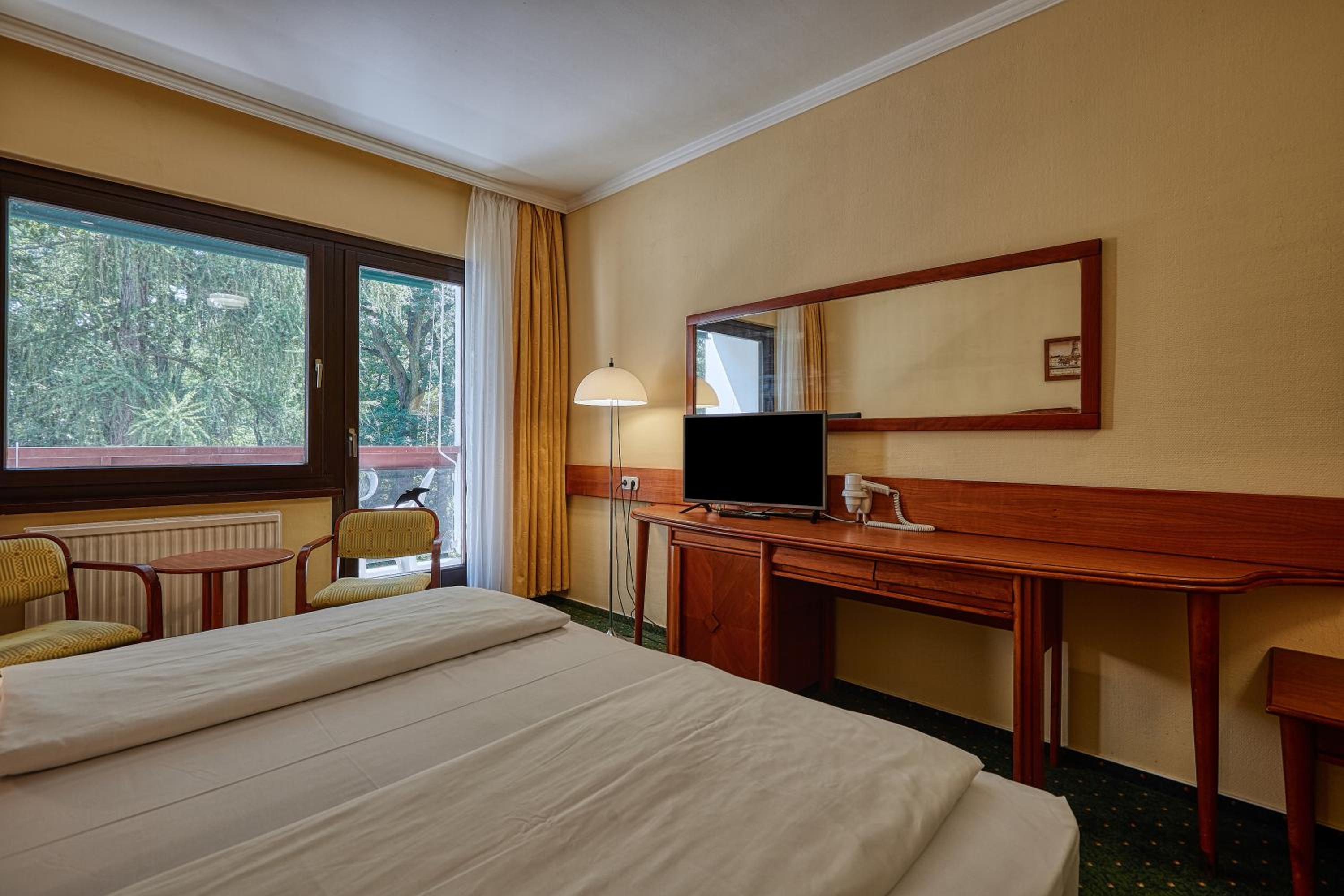 Double Room with Park View - Photo 4