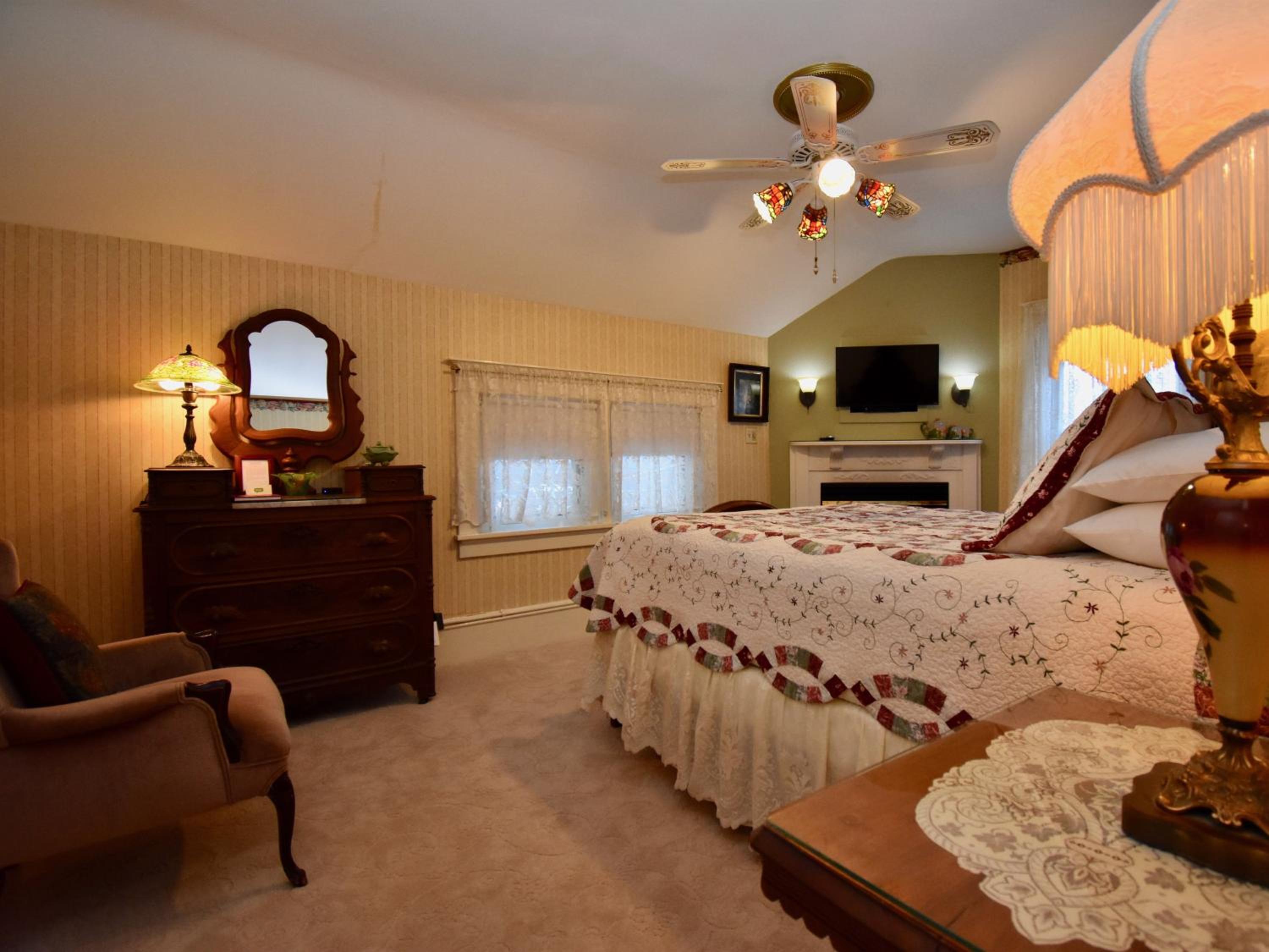 Queen Room photo 1