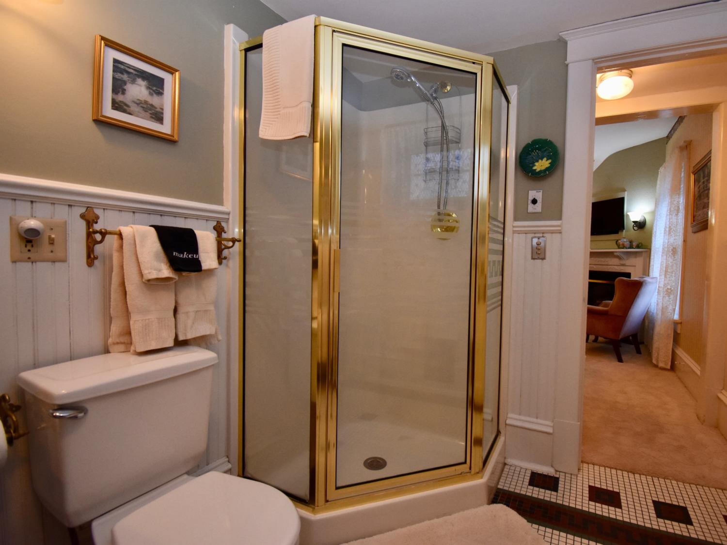 Queen Room photo 2