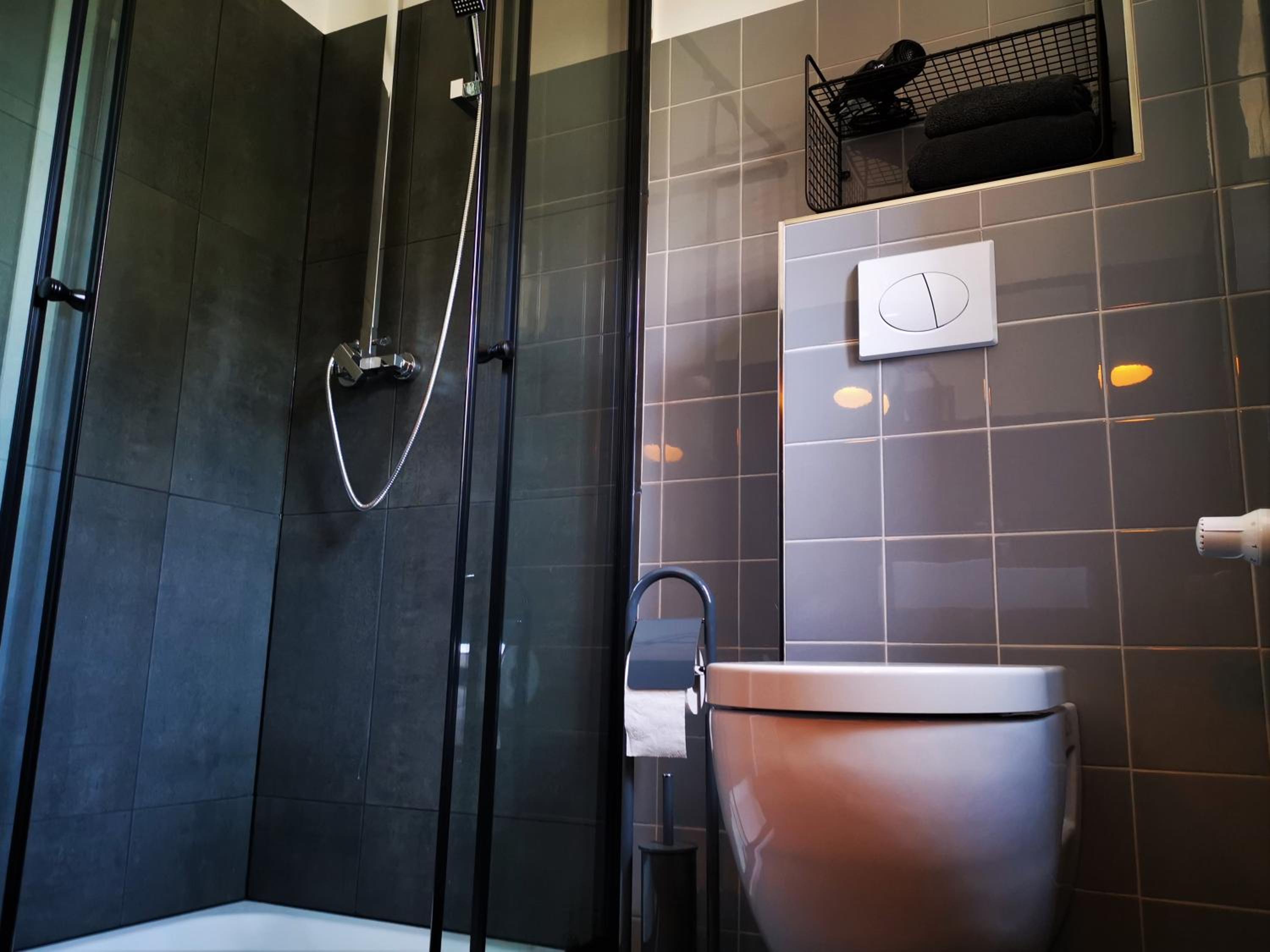 Apartment with Shower - Photo 6