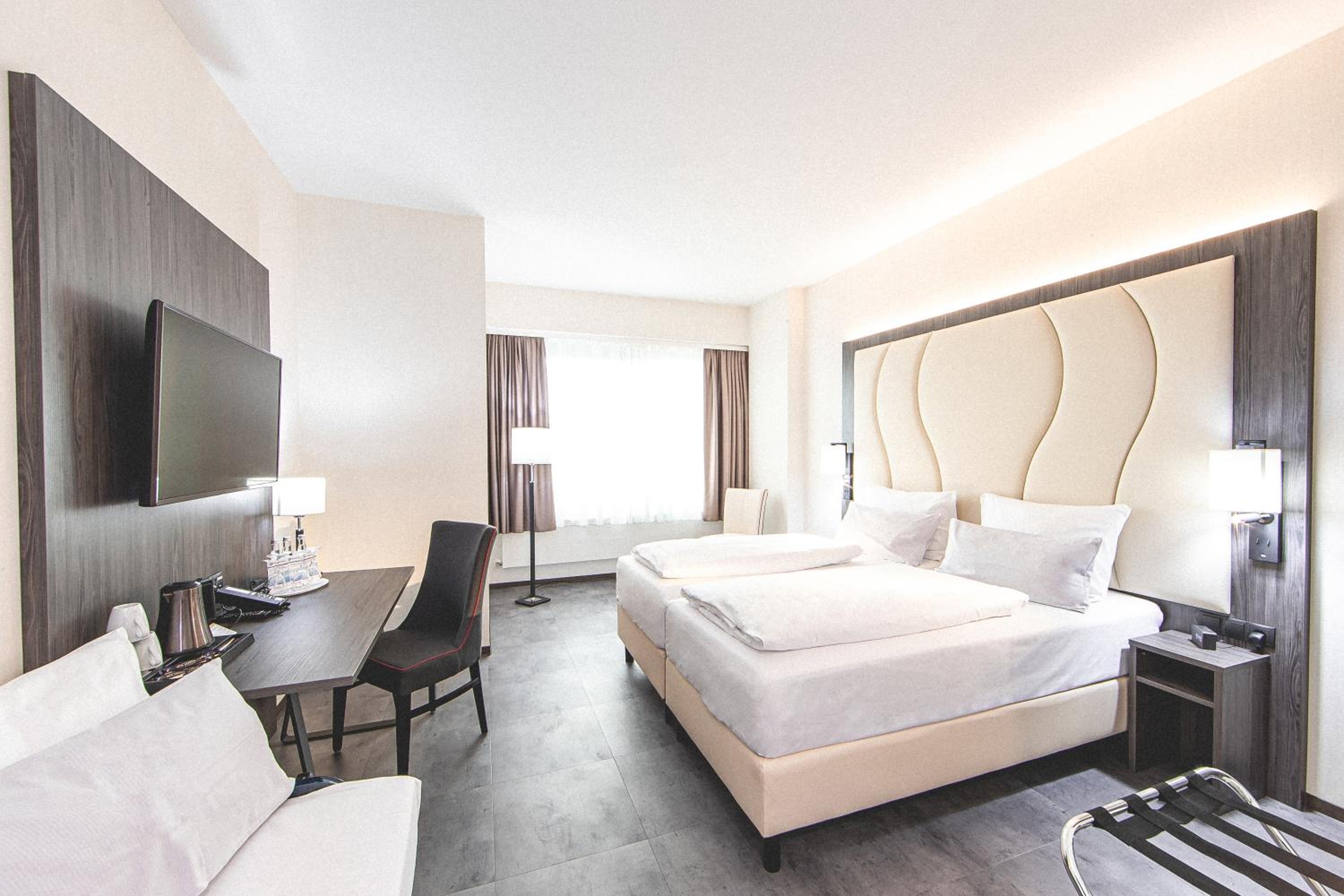 Deluxe Quadruple Room with One Double and Two Single Beds - Photo 1