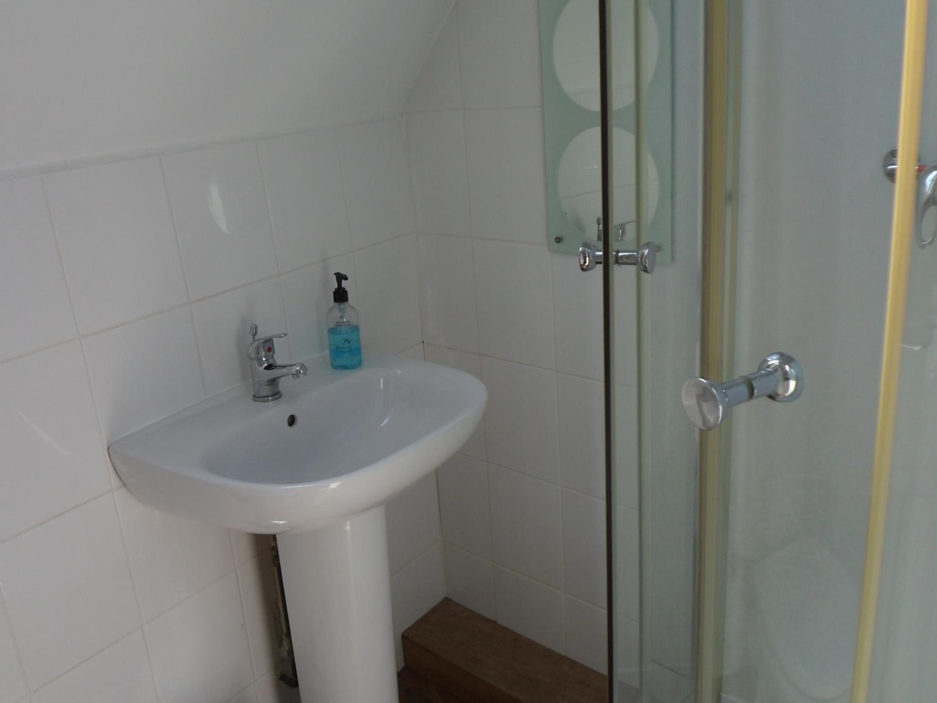 Twin Room with Shower - Photo 5