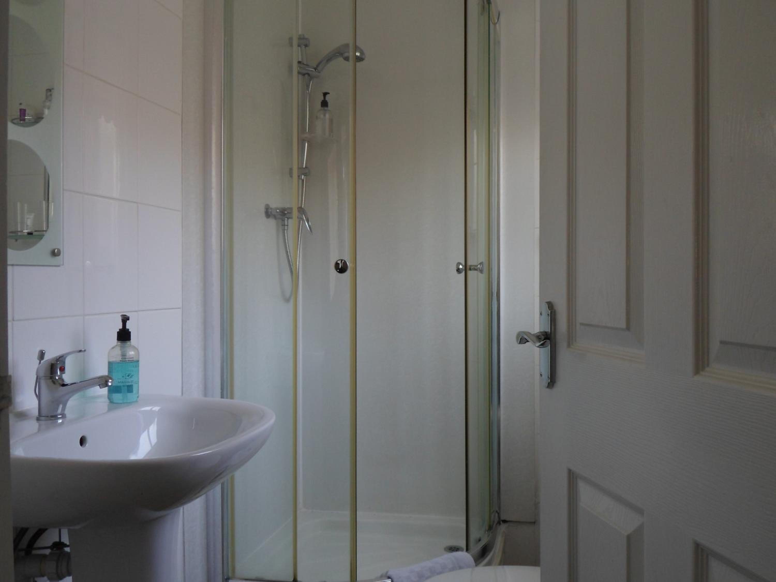Twin Room with Shower - Photo 2