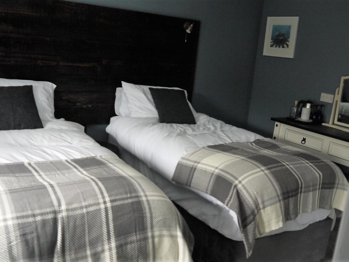 Twin Room with Shower photo 2