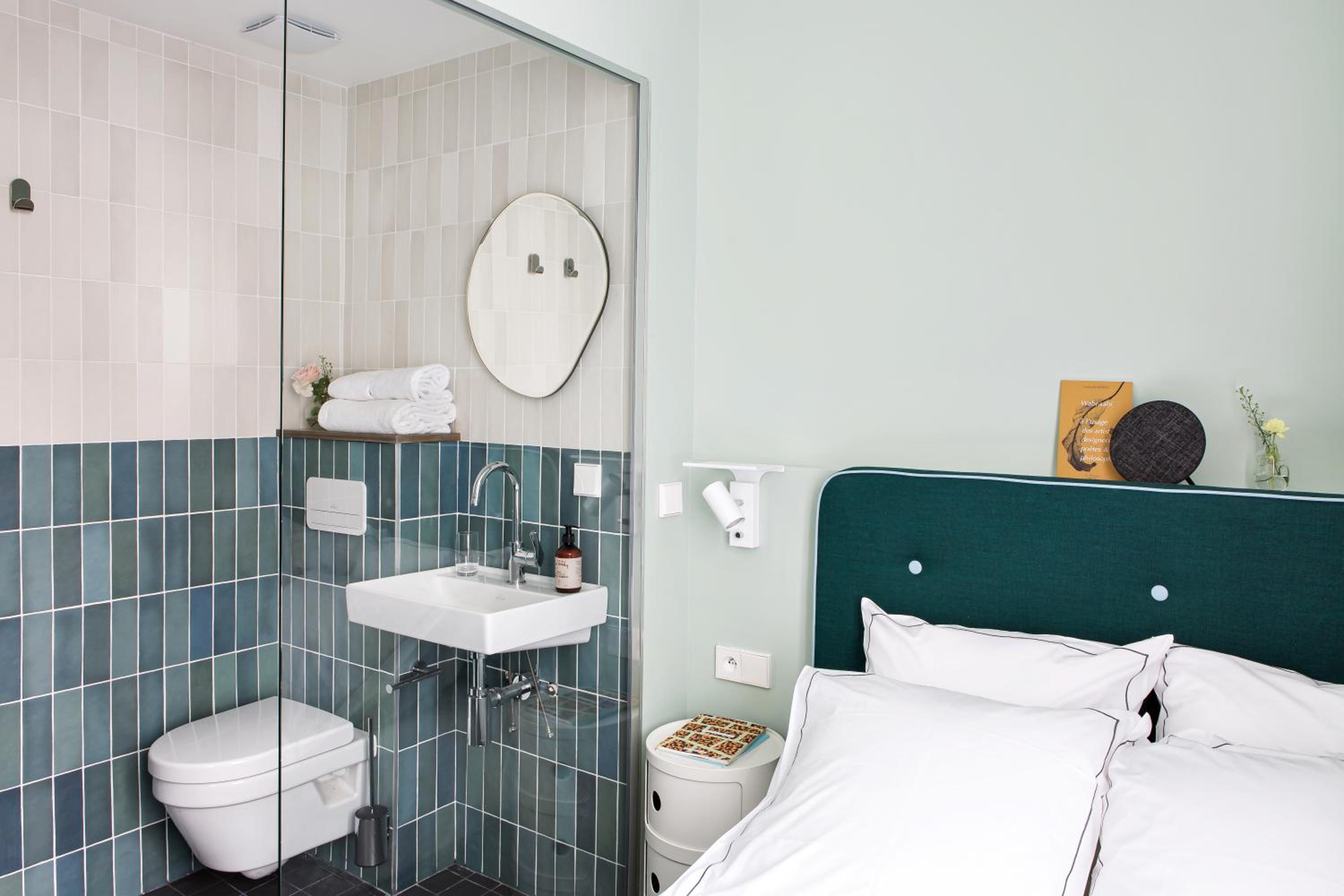 Single Room - La petite Amie photo 2