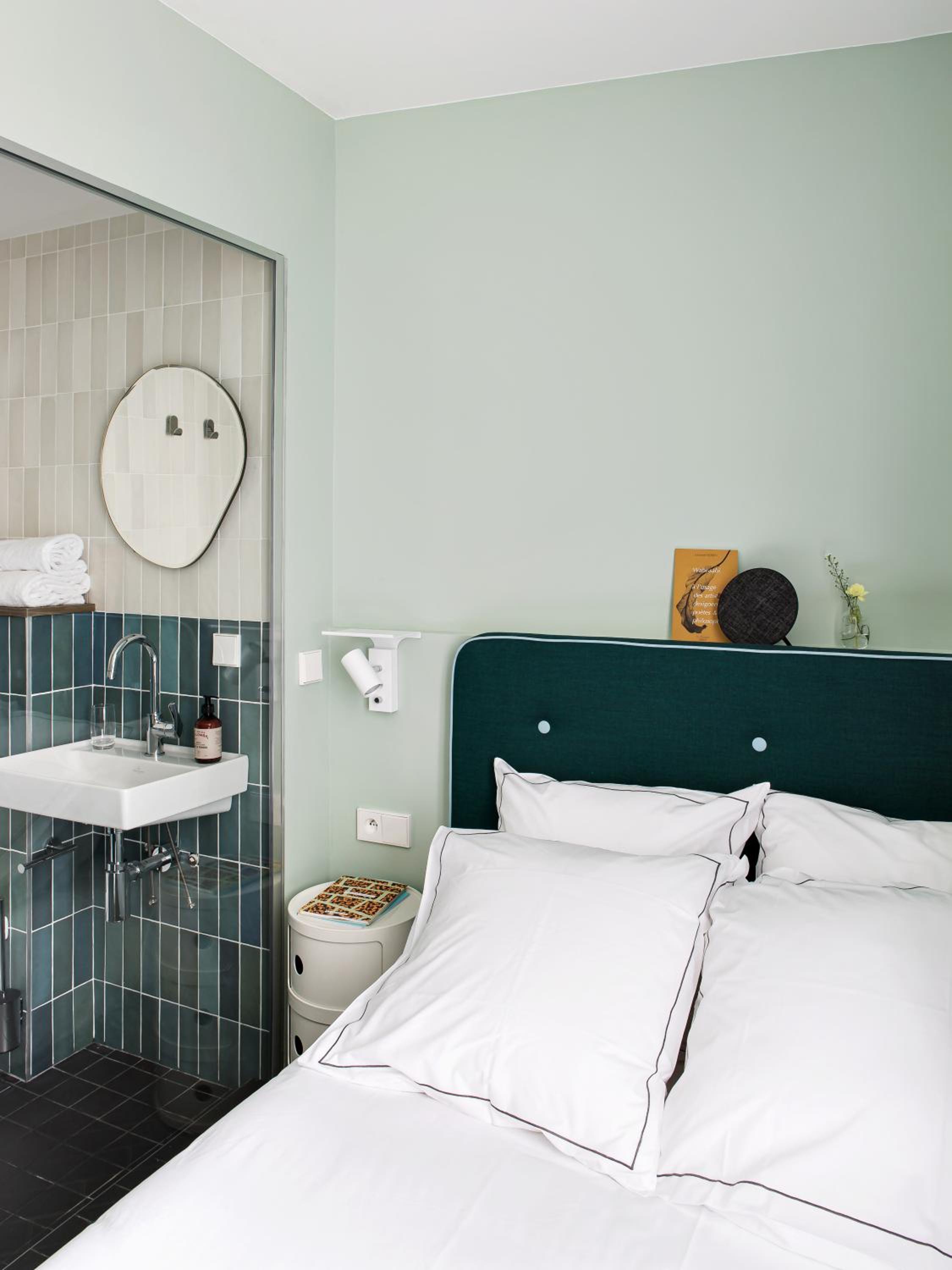 Single Room - La petite Amie photo 3